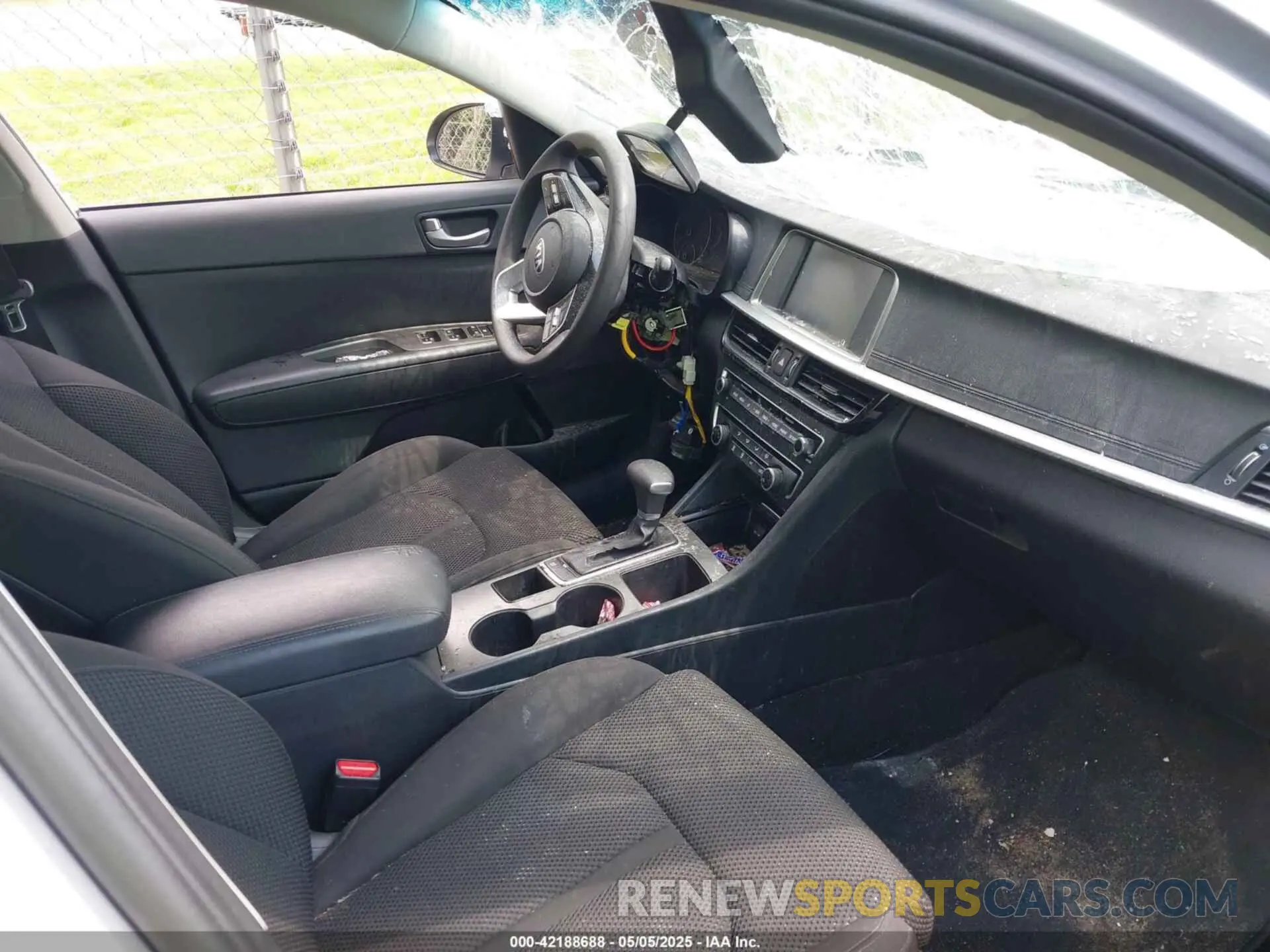 5 Photograph of a damaged car 5XXGT4L37KG320260 KIA OPTIMA 2019