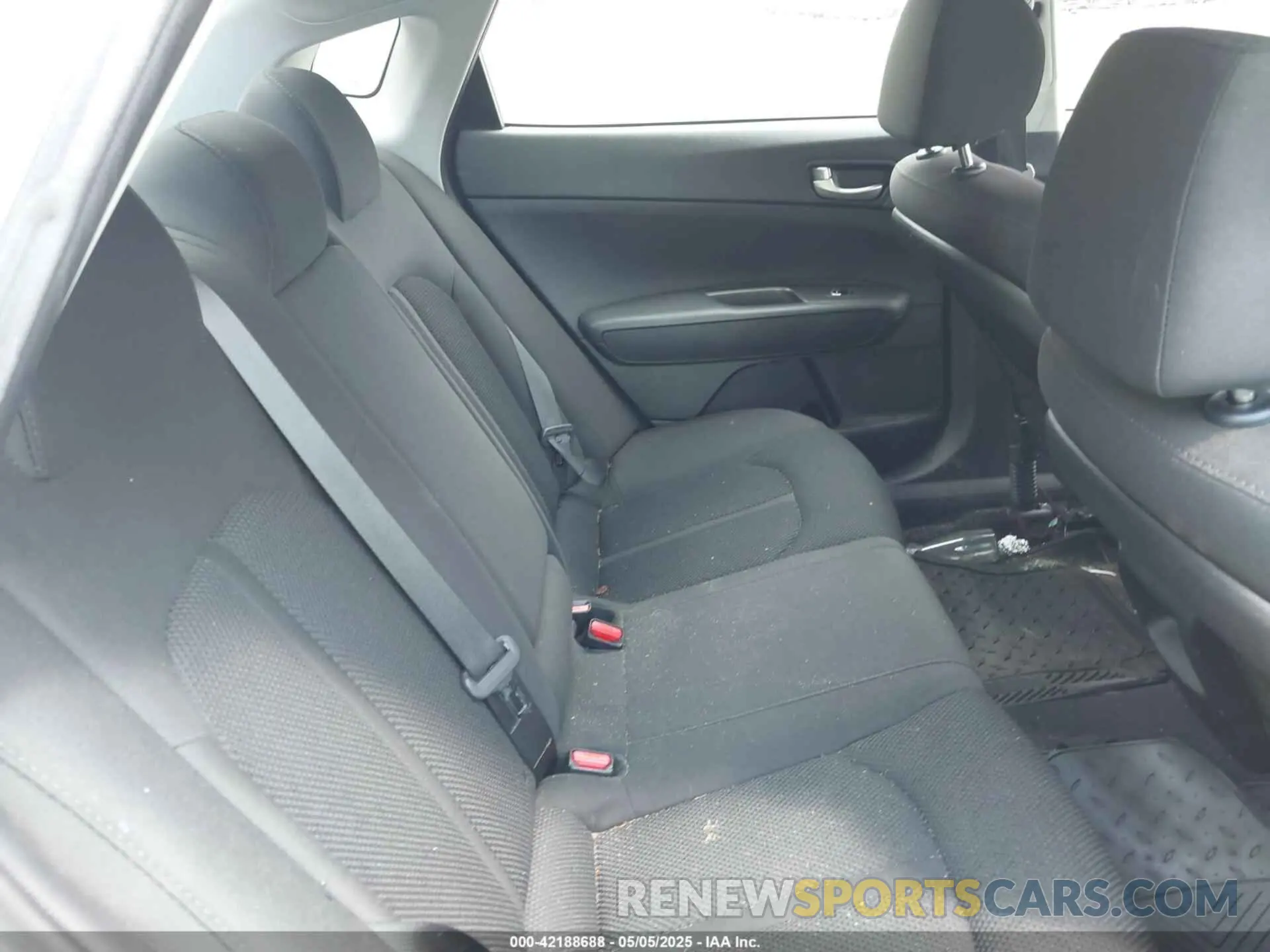 8 Photograph of a damaged car 5XXGT4L37KG320260 KIA OPTIMA 2019