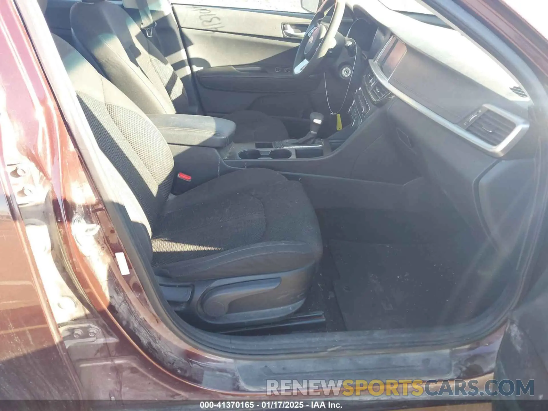 4 Photograph of a damaged car 5XXGT4L37KG333008 KIA OPTIMA 2019