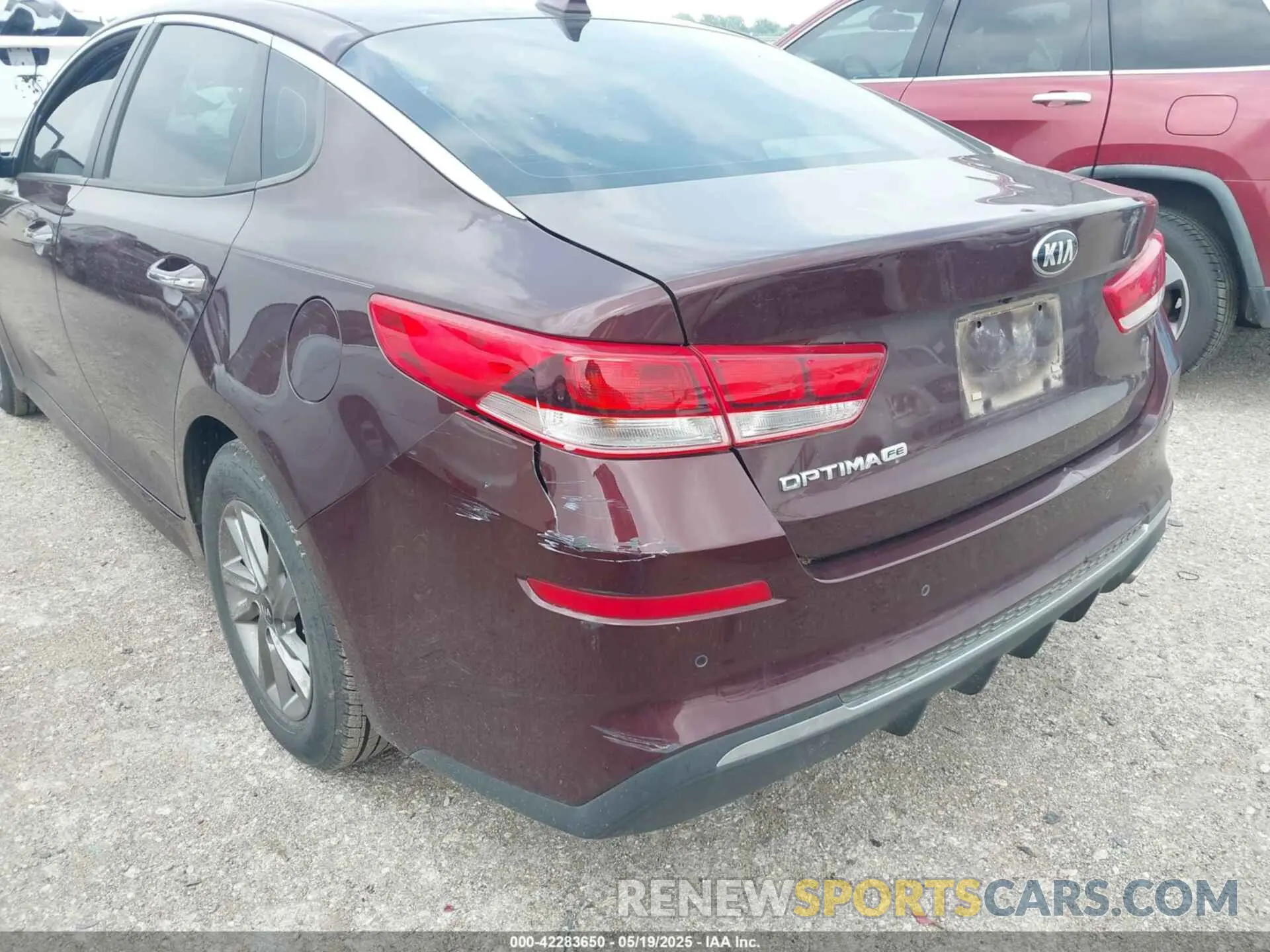 18 Photograph of a damaged car 5XXGT4L37KG336118 KIA OPTIMA 2019