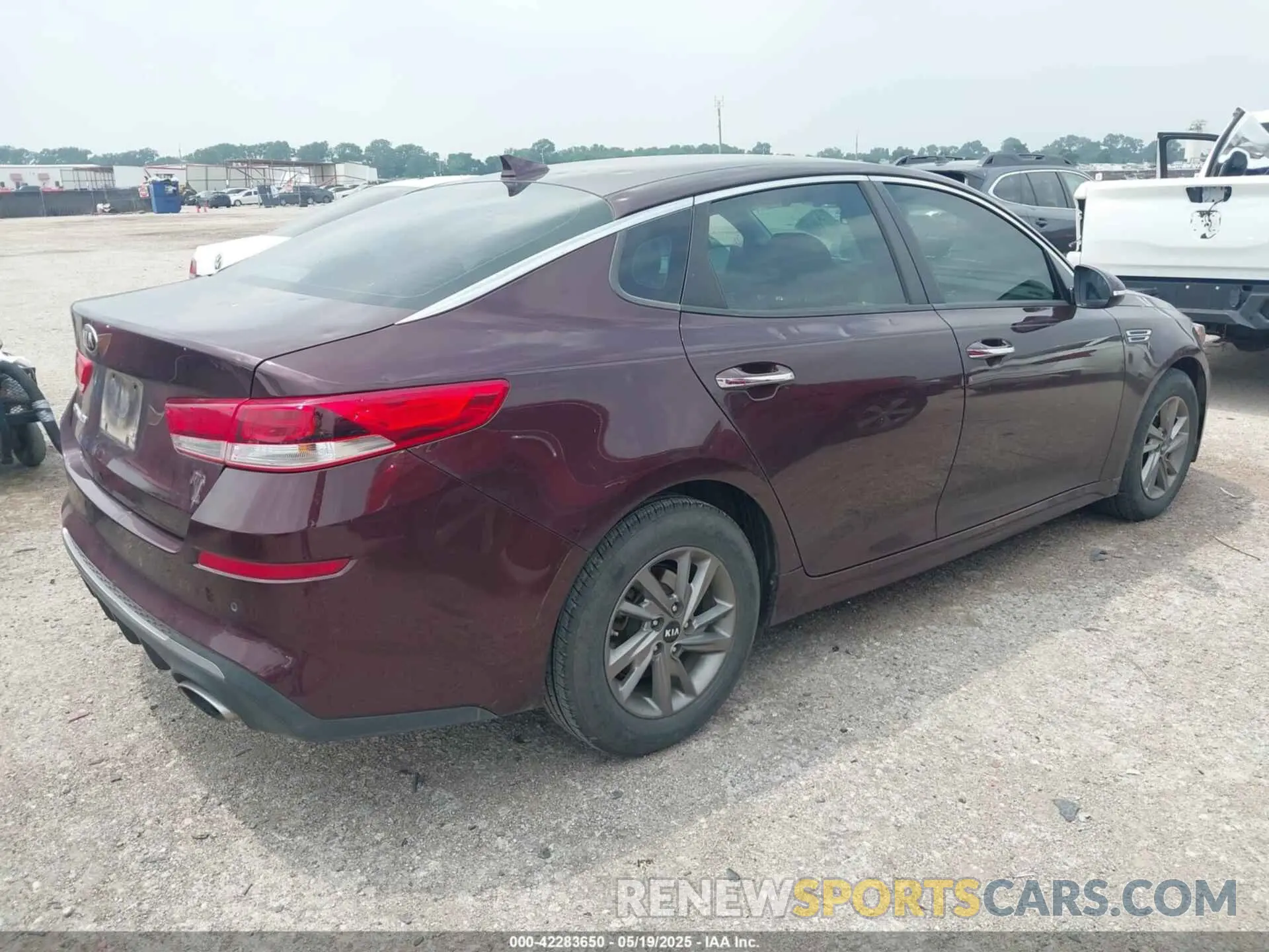4 Photograph of a damaged car 5XXGT4L37KG336118 KIA OPTIMA 2019