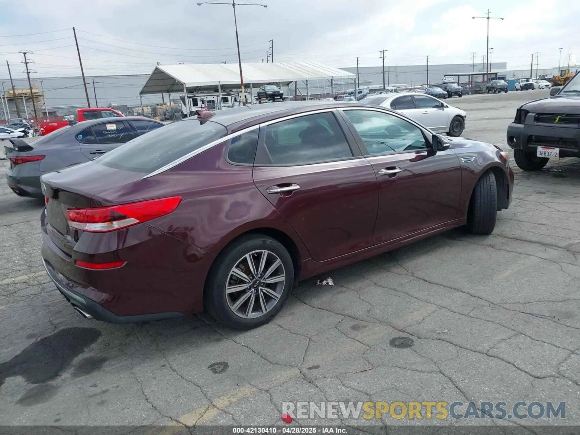 4 Photograph of a damaged car 5XXGT4L37KG354649 KIA OPTIMA 2019