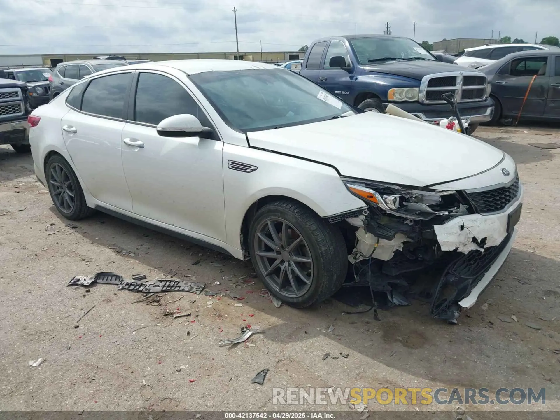 1 Photograph of a damaged car 5XXGT4L37KG361231 KIA OPTIMA 2019