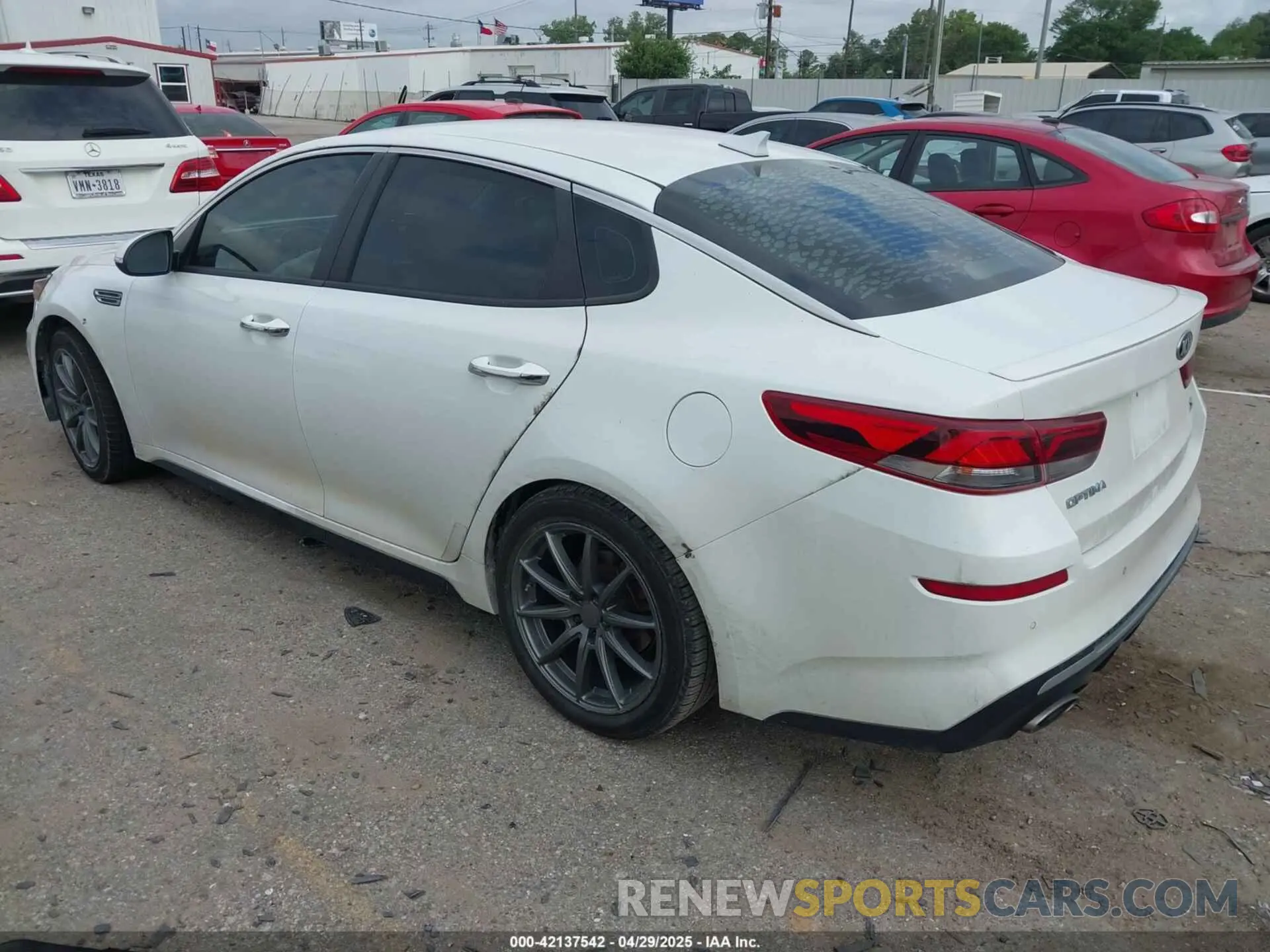 3 Photograph of a damaged car 5XXGT4L37KG361231 KIA OPTIMA 2019