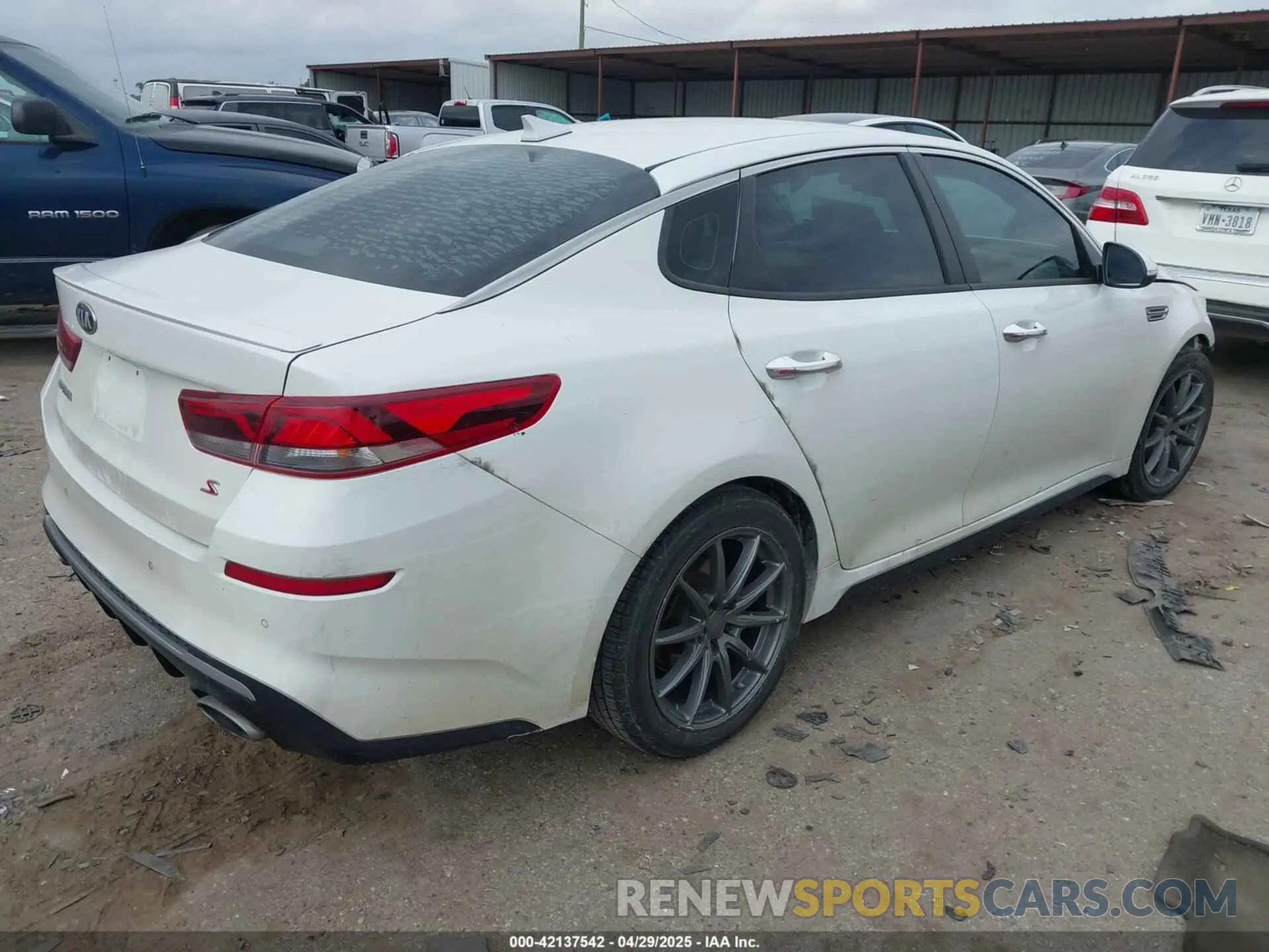 4 Photograph of a damaged car 5XXGT4L37KG361231 KIA OPTIMA 2019