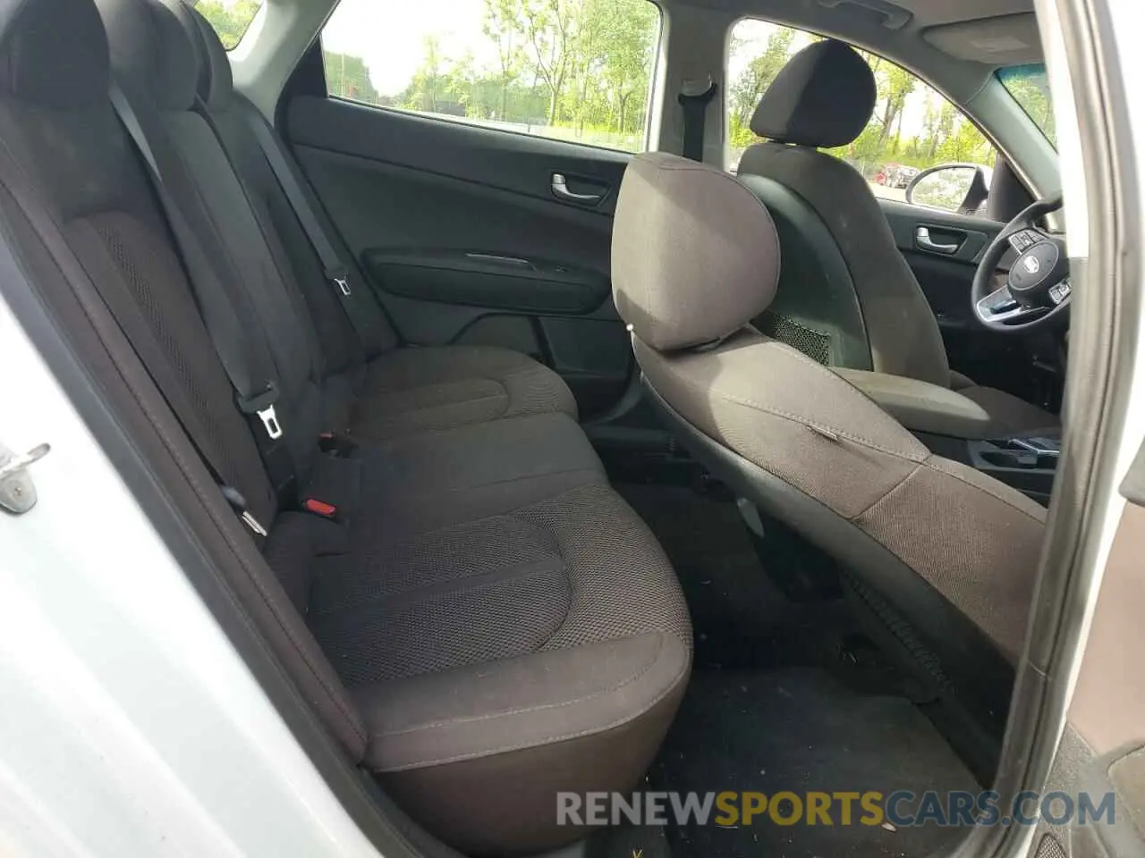 10 Photograph of a damaged car 5XXGT4L37KG365201 KIA OPTIMA 2019