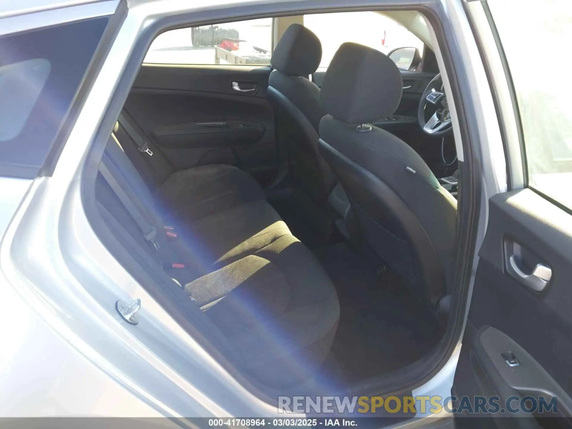 8 Photograph of a damaged car 5XXGT4L37KG379860 KIA OPTIMA 2019