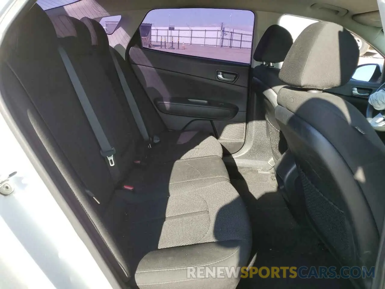 10 Photograph of a damaged car 5XXGT4L38KG281551 KIA OPTIMA 2019