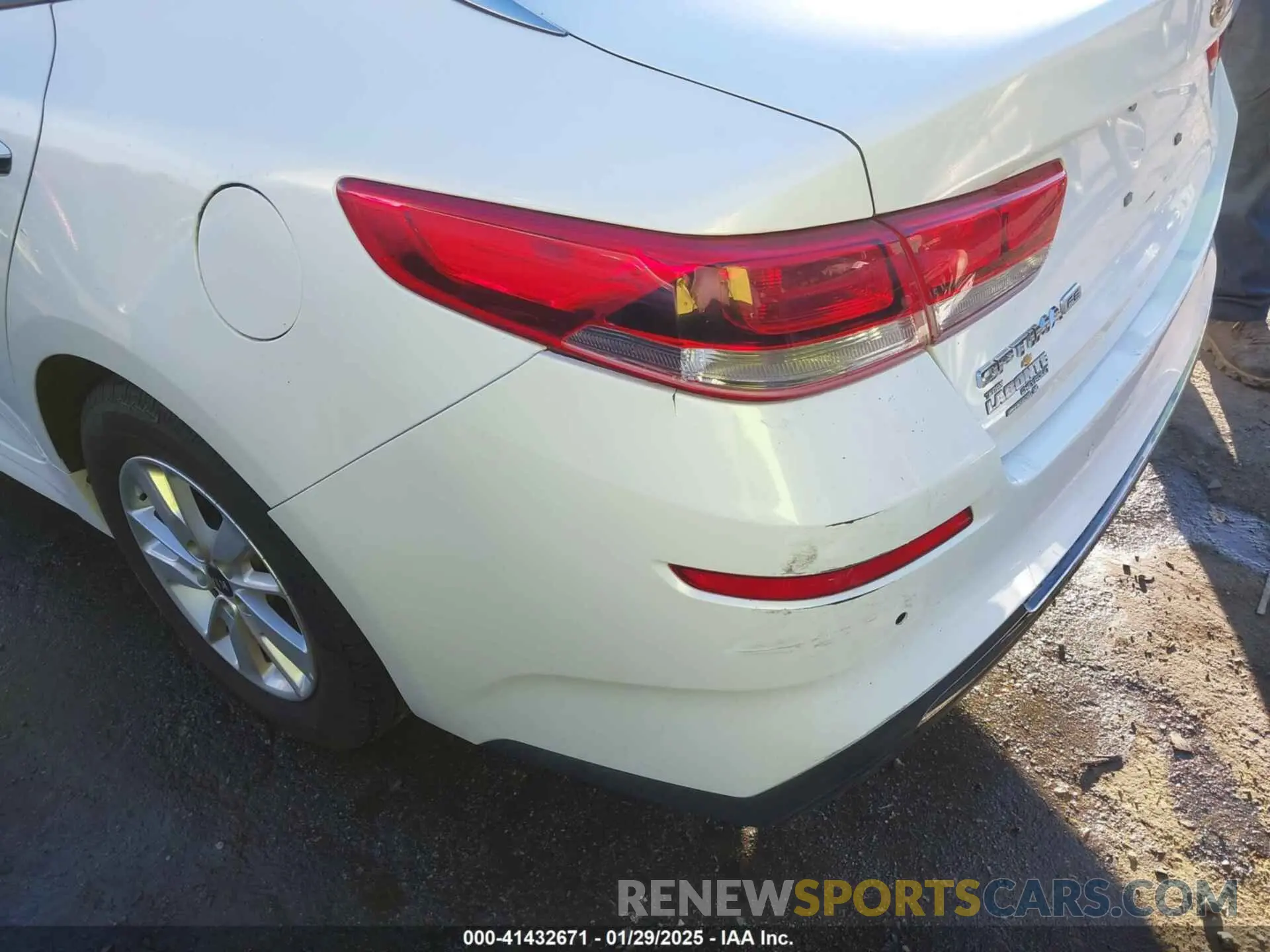 17 Photograph of a damaged car 5XXGT4L38KG281923 KIA OPTIMA 2019