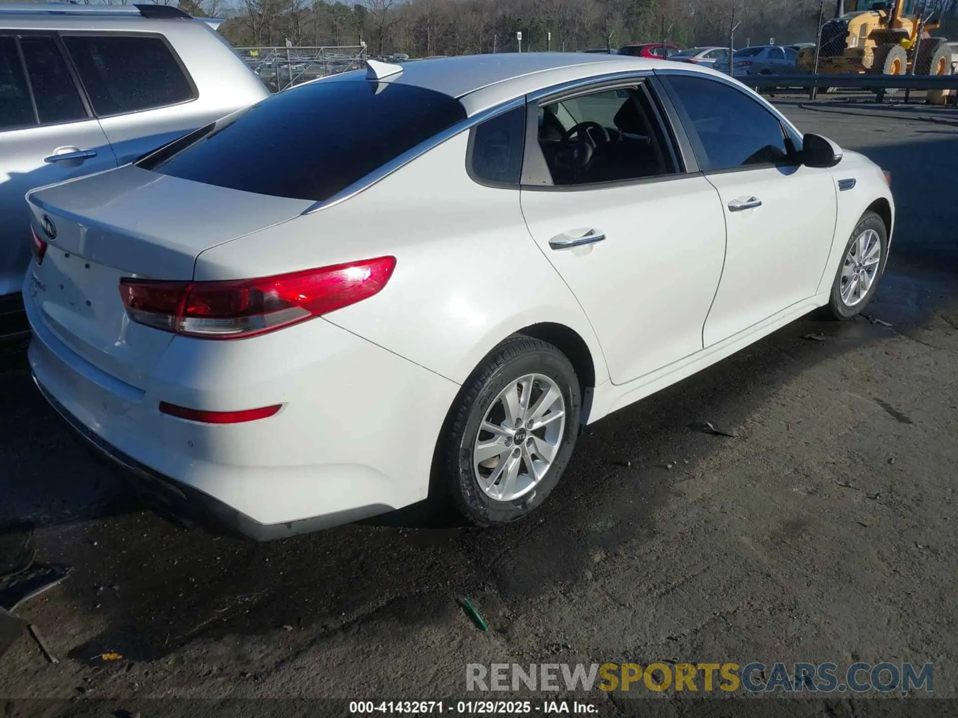 4 Photograph of a damaged car 5XXGT4L38KG281923 KIA OPTIMA 2019