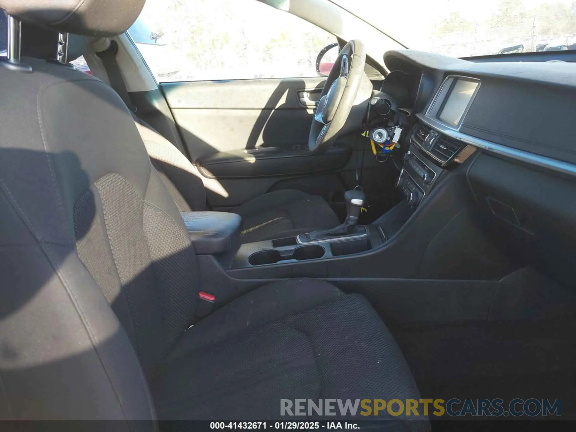 5 Photograph of a damaged car 5XXGT4L38KG281923 KIA OPTIMA 2019