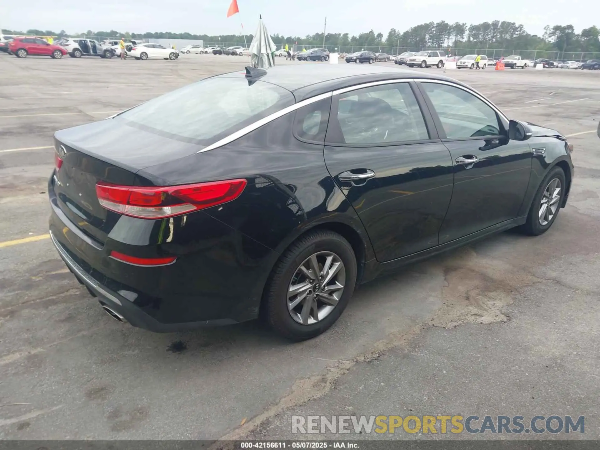 4 Photograph of a damaged car 5XXGT4L38KG283588 KIA OPTIMA 2019