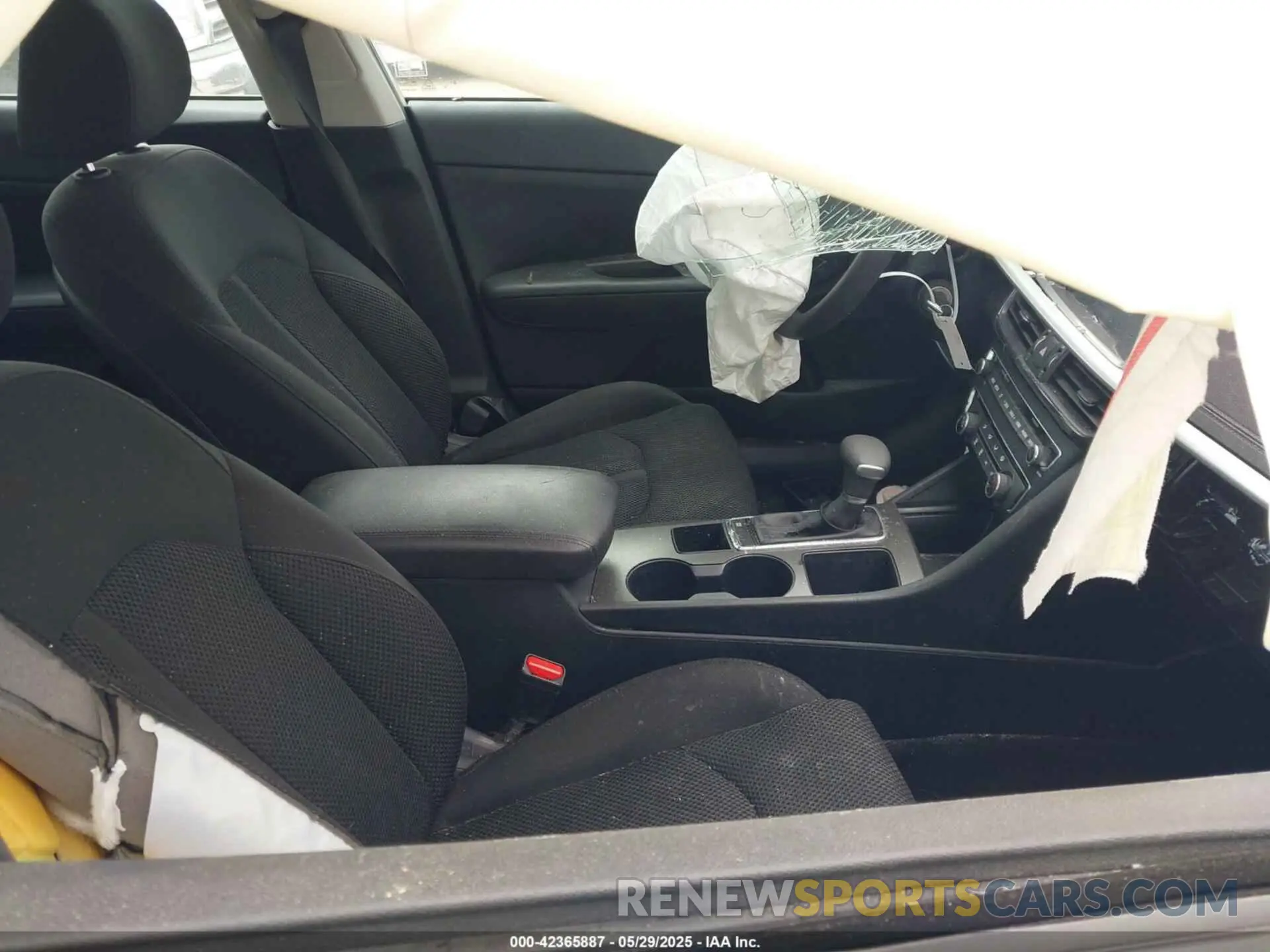 5 Photograph of a damaged car 5XXGT4L38KG330893 KIA OPTIMA 2019