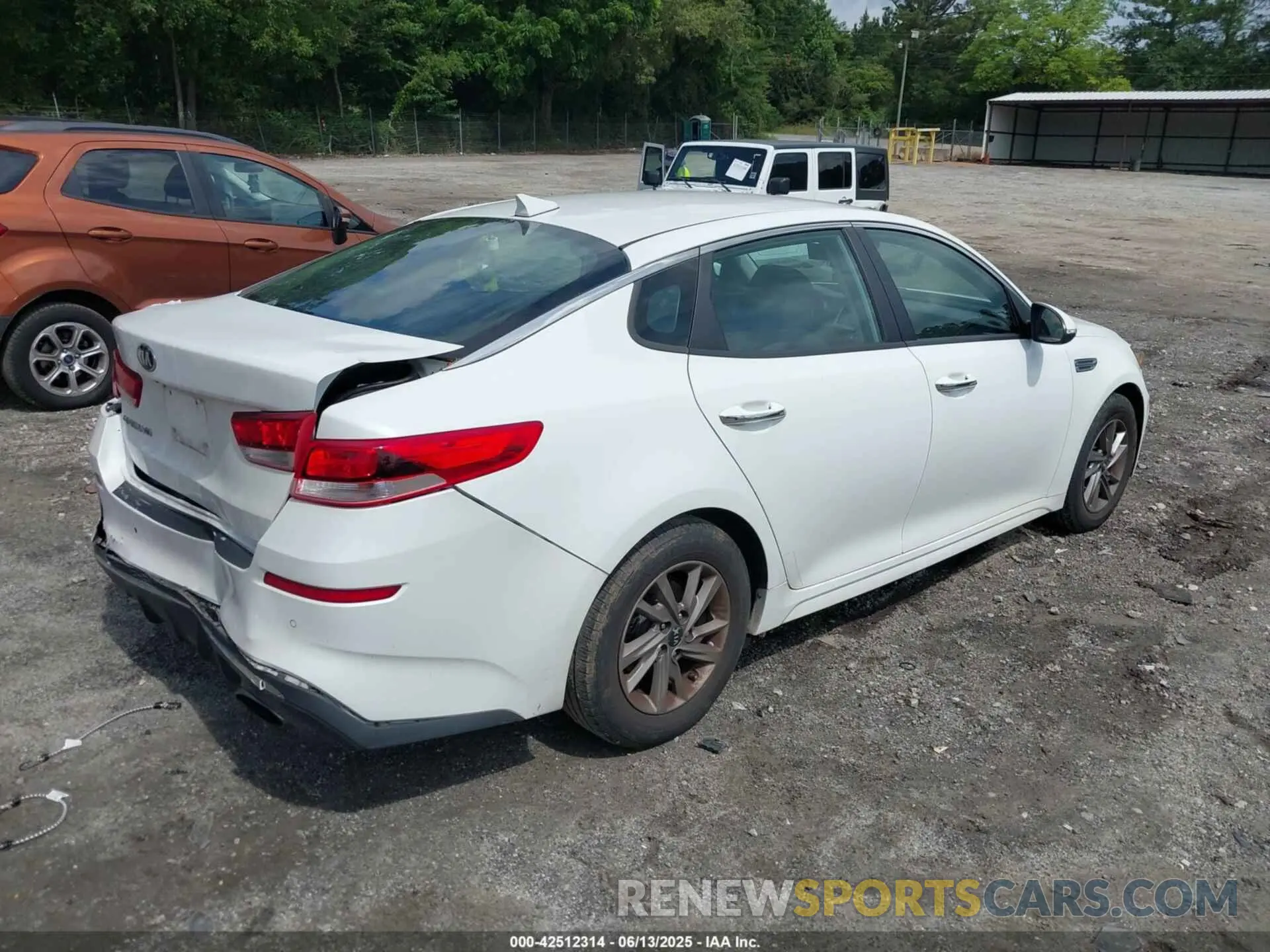 4 Photograph of a damaged car 5XXGT4L38KG346026 KIA OPTIMA 2019
