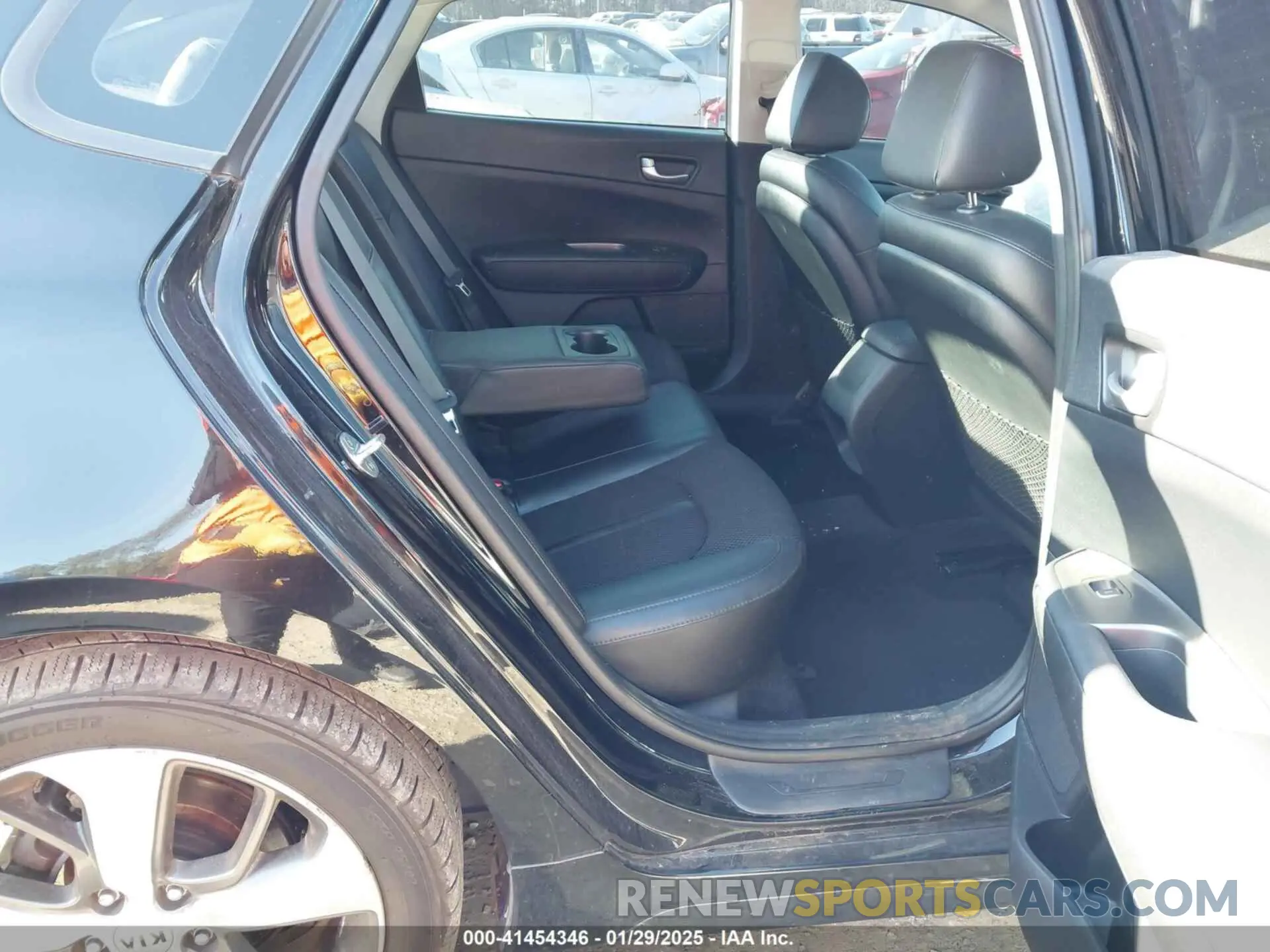 8 Photograph of a damaged car 5XXGT4L38KG361948 KIA OPTIMA 2019