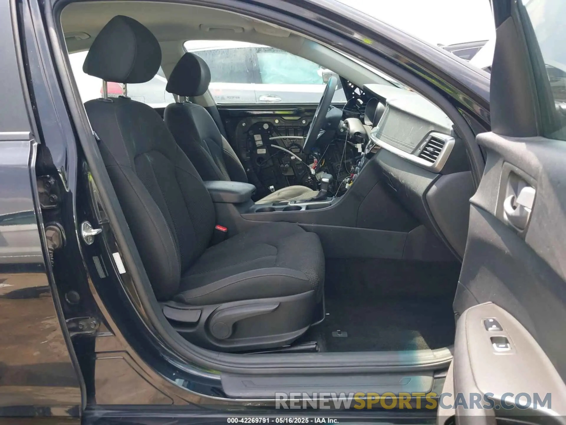 5 Photograph of a damaged car 5XXGT4L38KG375297 KIA OPTIMA 2019