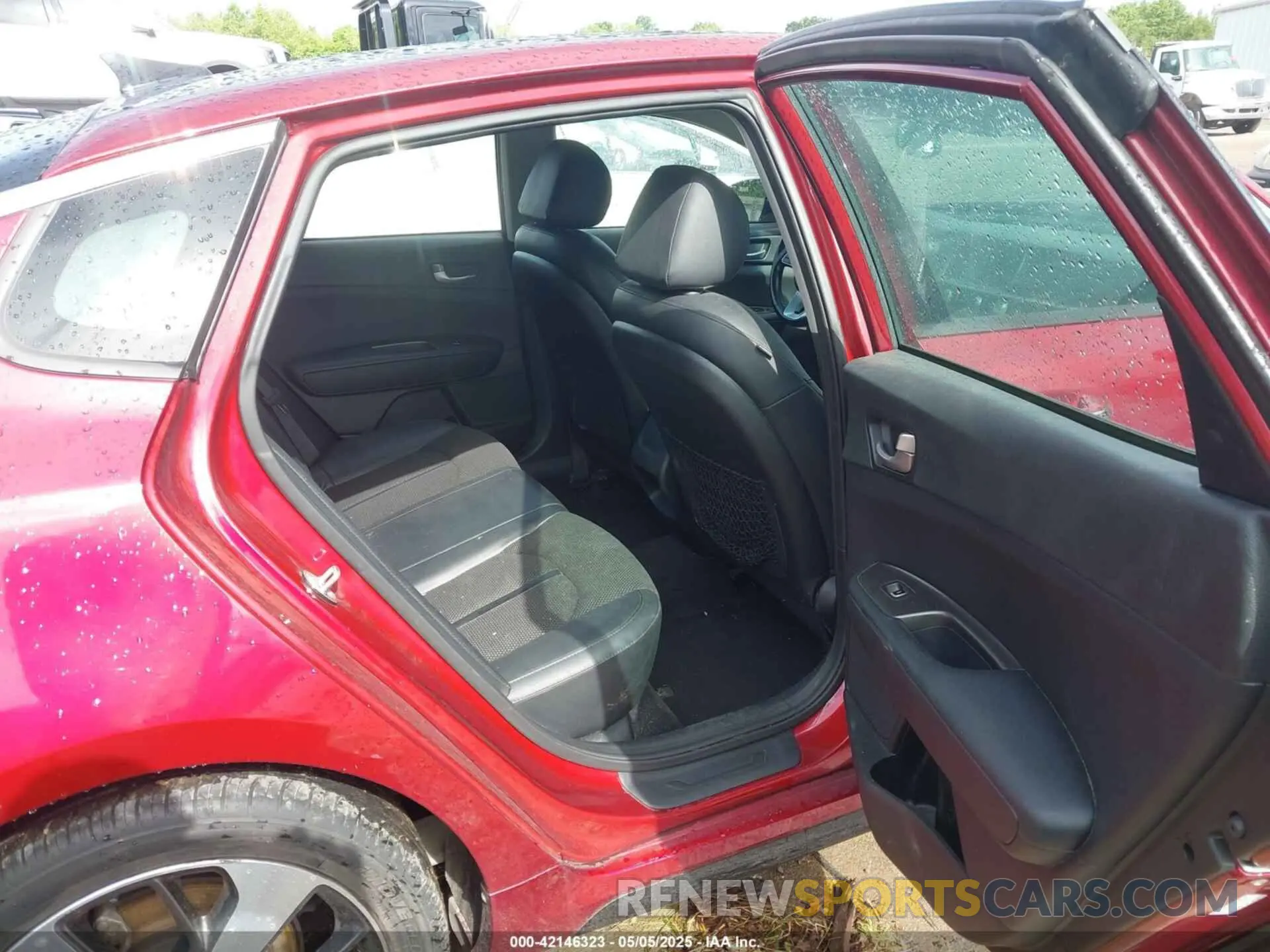 8 Photograph of a damaged car 5XXGT4L38KG375686 KIA OPTIMA 2019