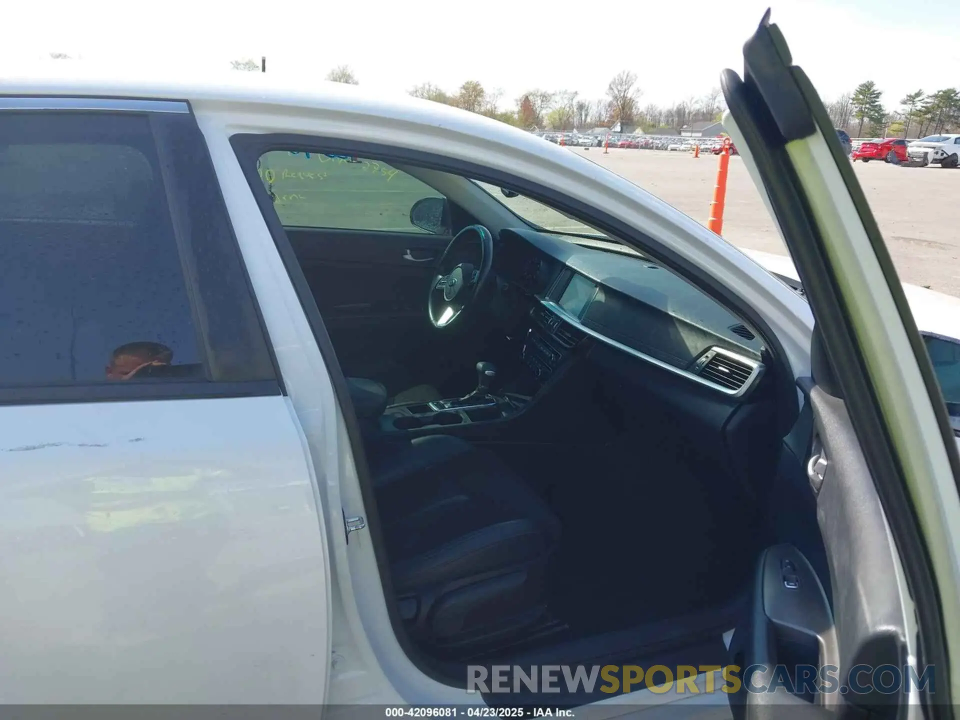 5 Photograph of a damaged car 5XXGT4L39KG322754 KIA OPTIMA 2019