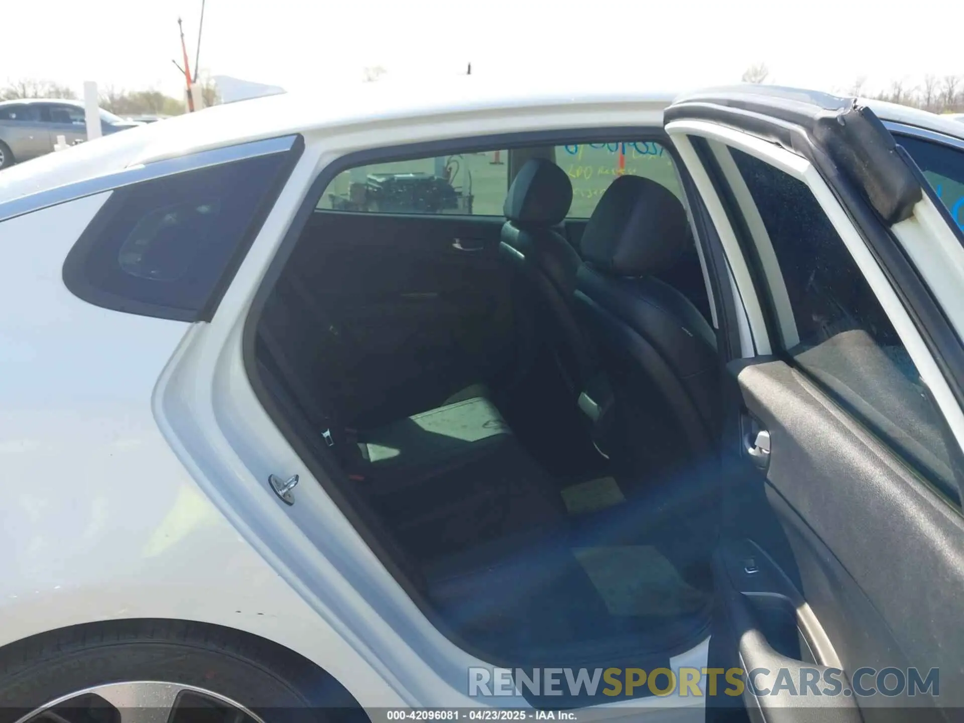 8 Photograph of a damaged car 5XXGT4L39KG322754 KIA OPTIMA 2019
