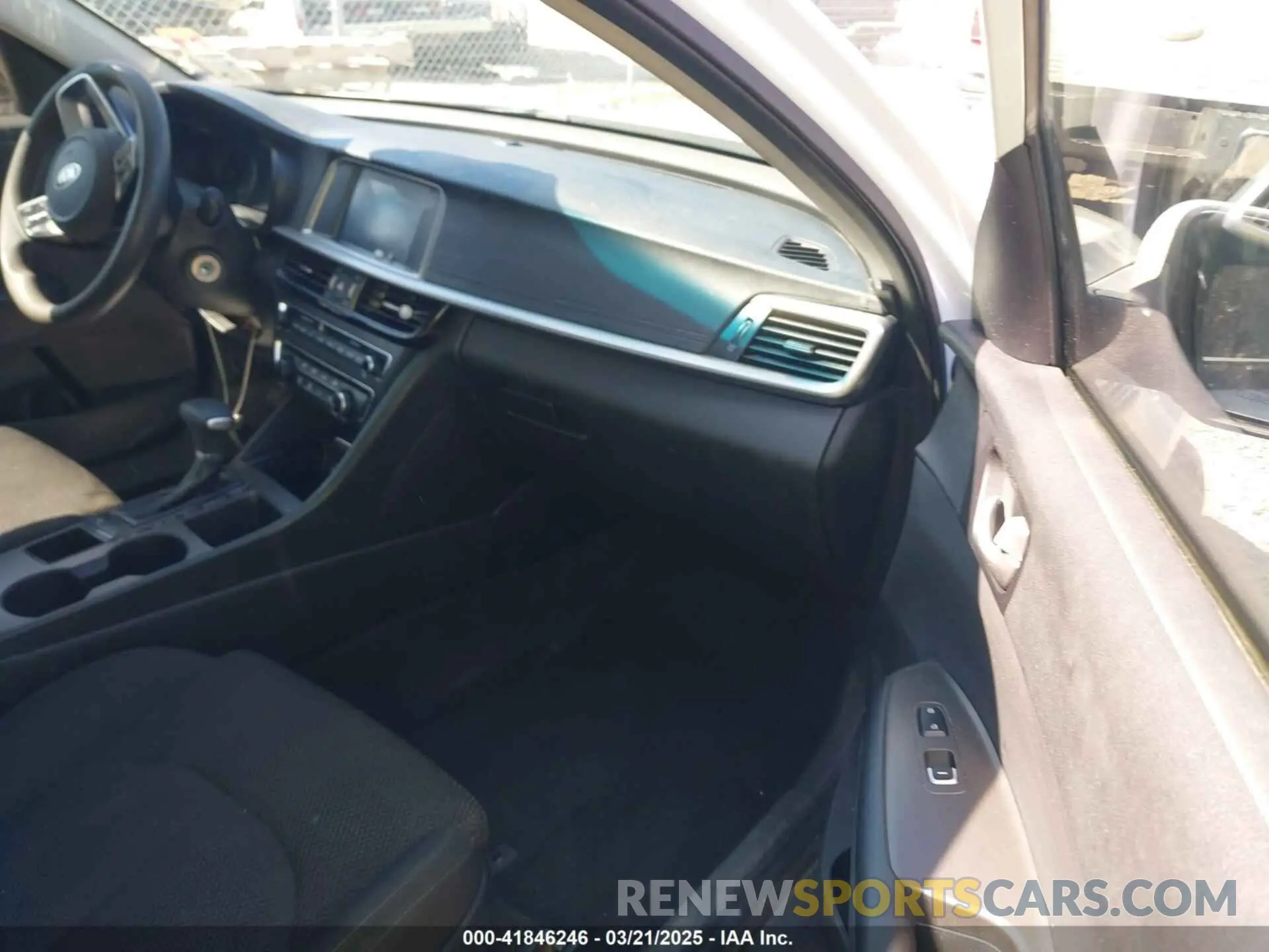5 Photograph of a damaged car 5XXGT4L39KG333818 KIA OPTIMA 2019