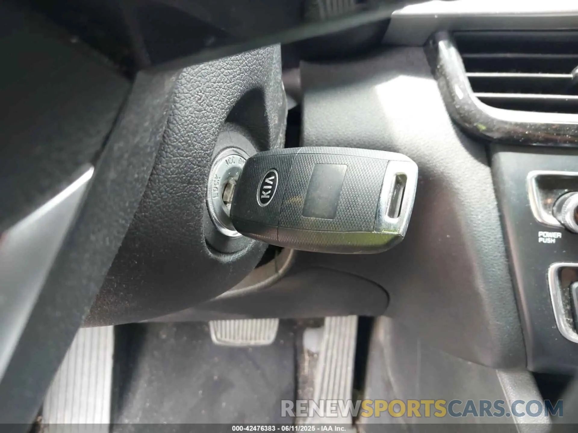11 Photograph of a damaged car 5XXGT4L39KG343670 KIA OPTIMA 2019