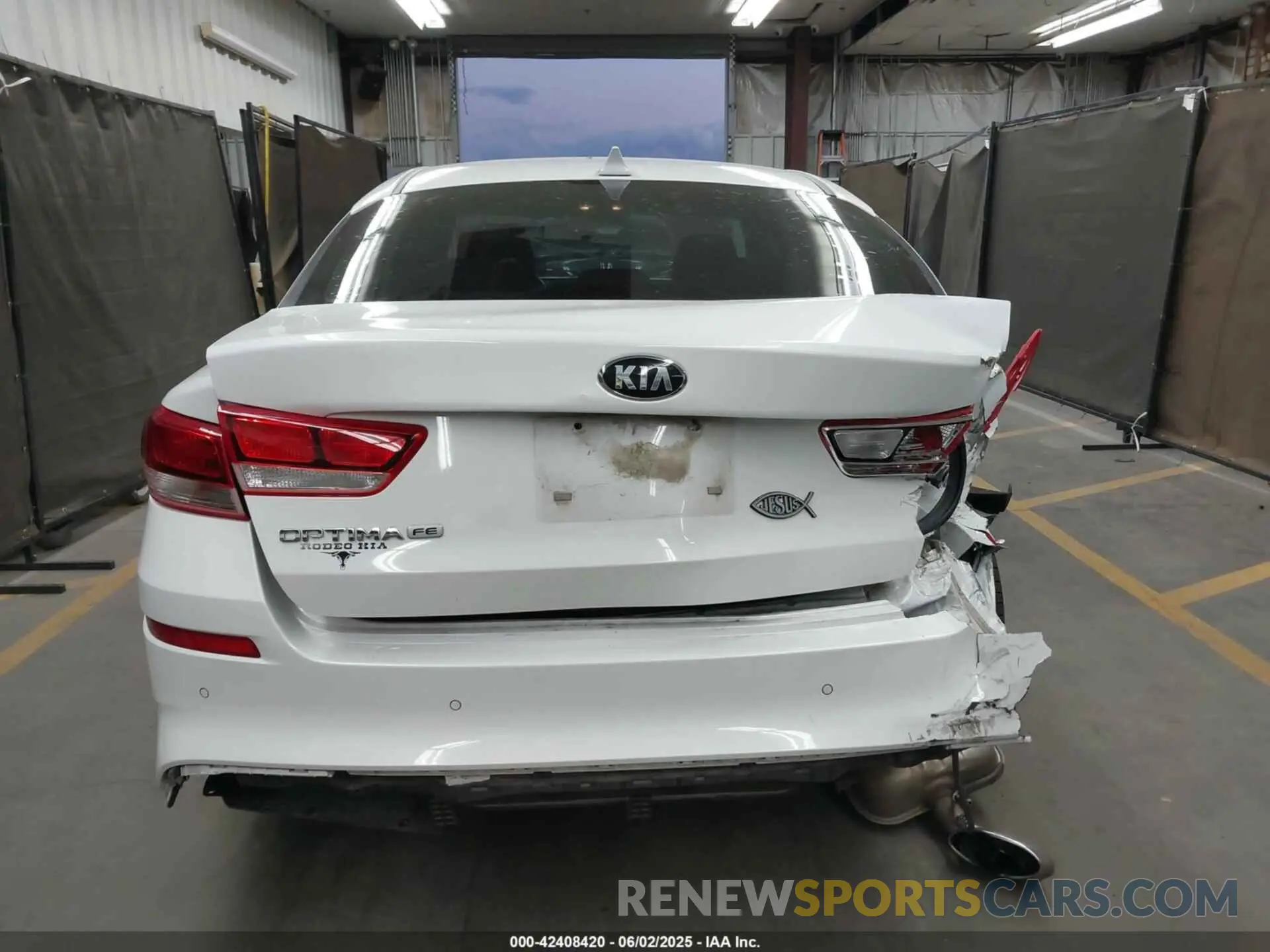 16 Photograph of a damaged car 5XXGT4L39KG343958 KIA OPTIMA 2019