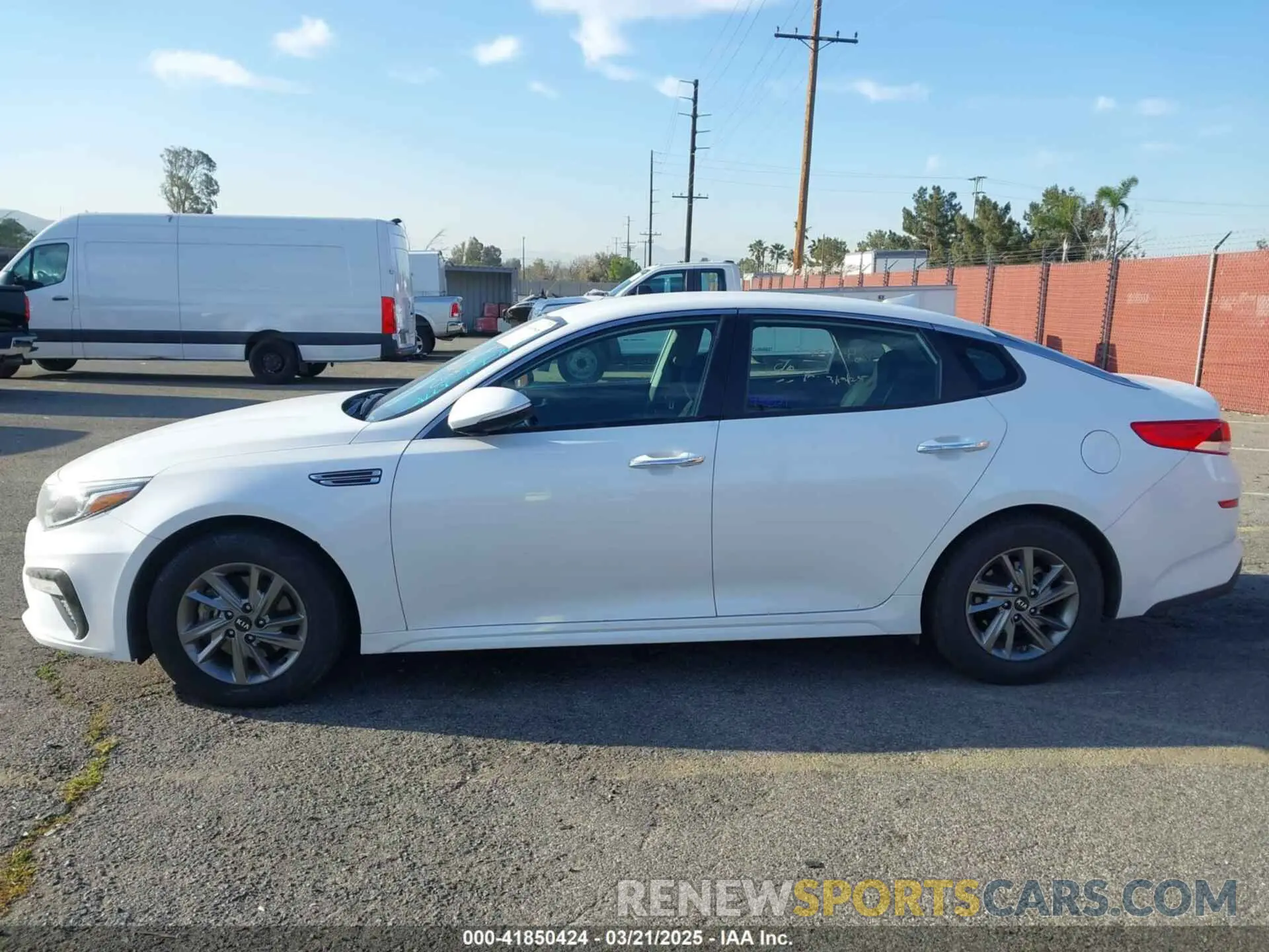 18 Photograph of a damaged car 5XXGT4L39KG354457 KIA OPTIMA 2019
