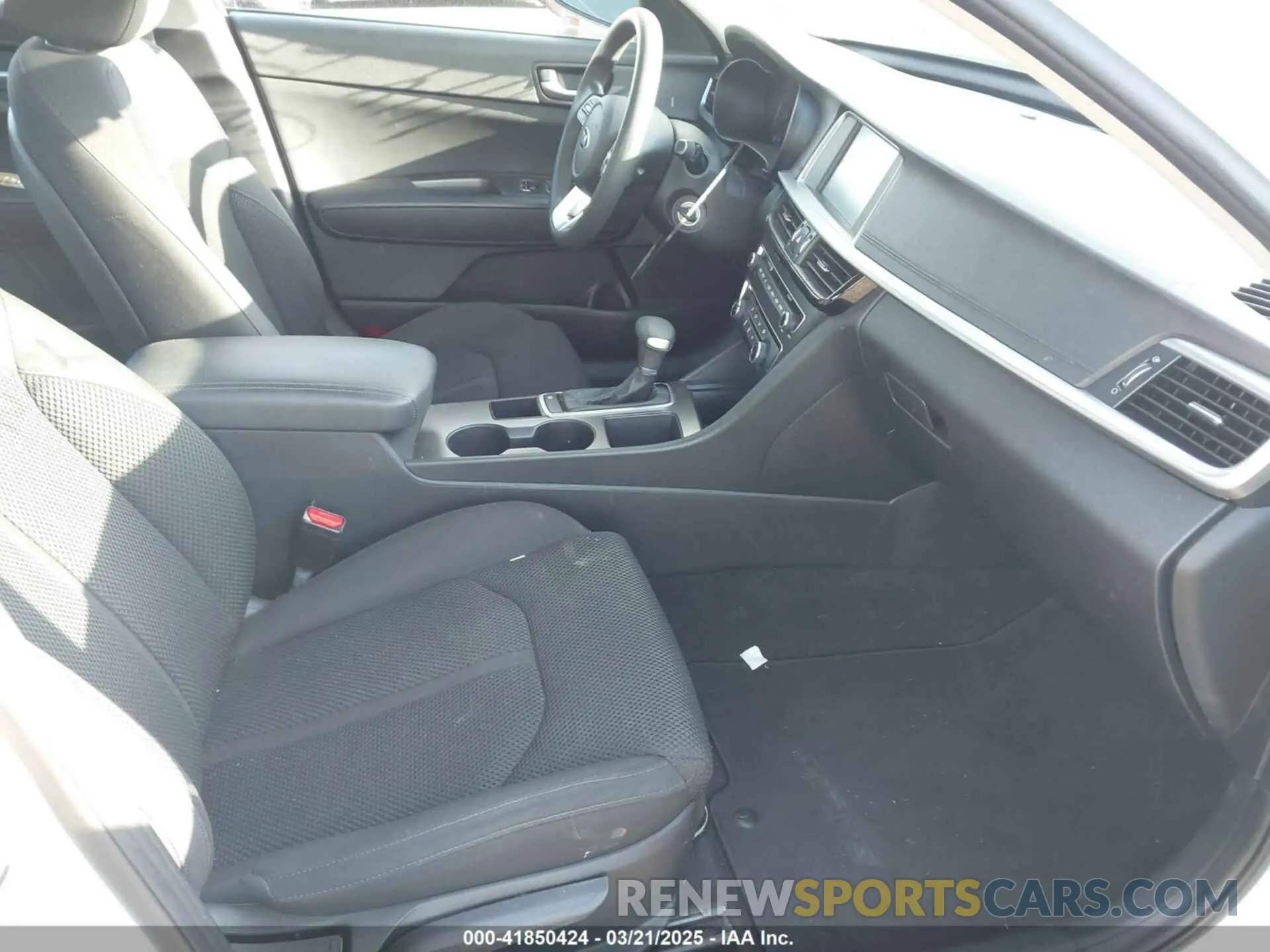 5 Photograph of a damaged car 5XXGT4L39KG354457 KIA OPTIMA 2019