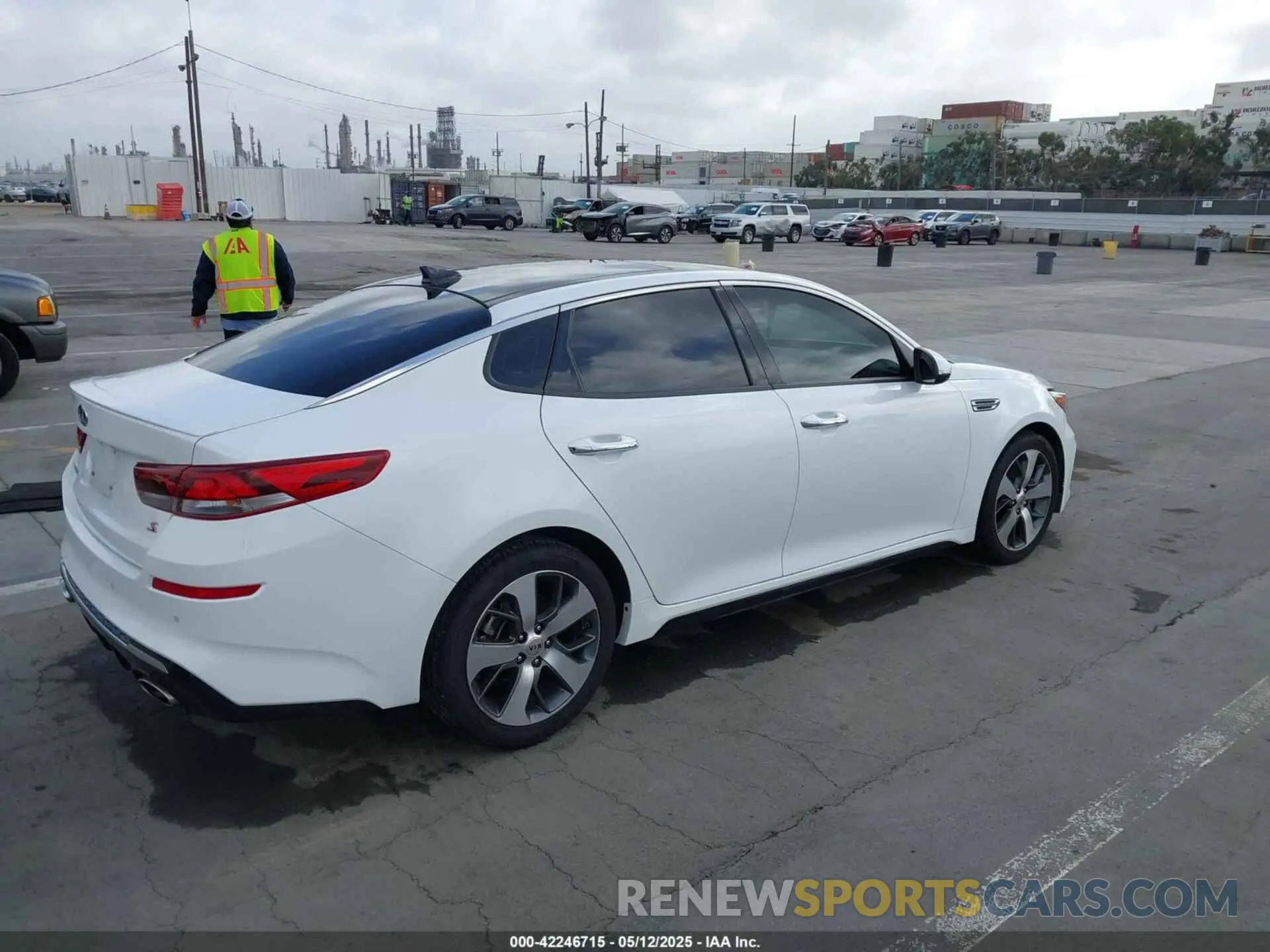 4 Photograph of a damaged car 5XXGT4L39KG363899 KIA OPTIMA 2019