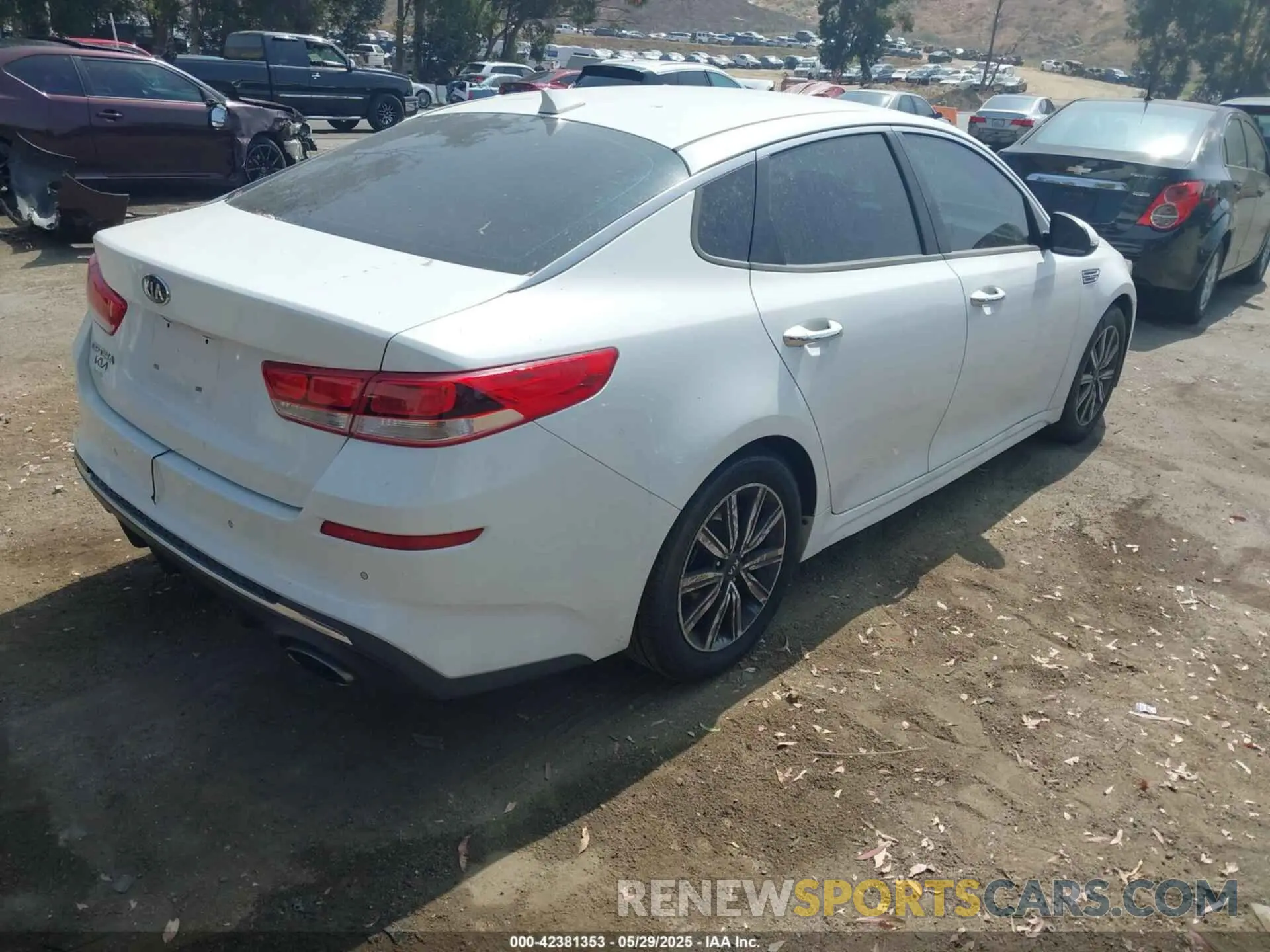 4 Photograph of a damaged car 5XXGT4L39KG371274 KIA OPTIMA 2019