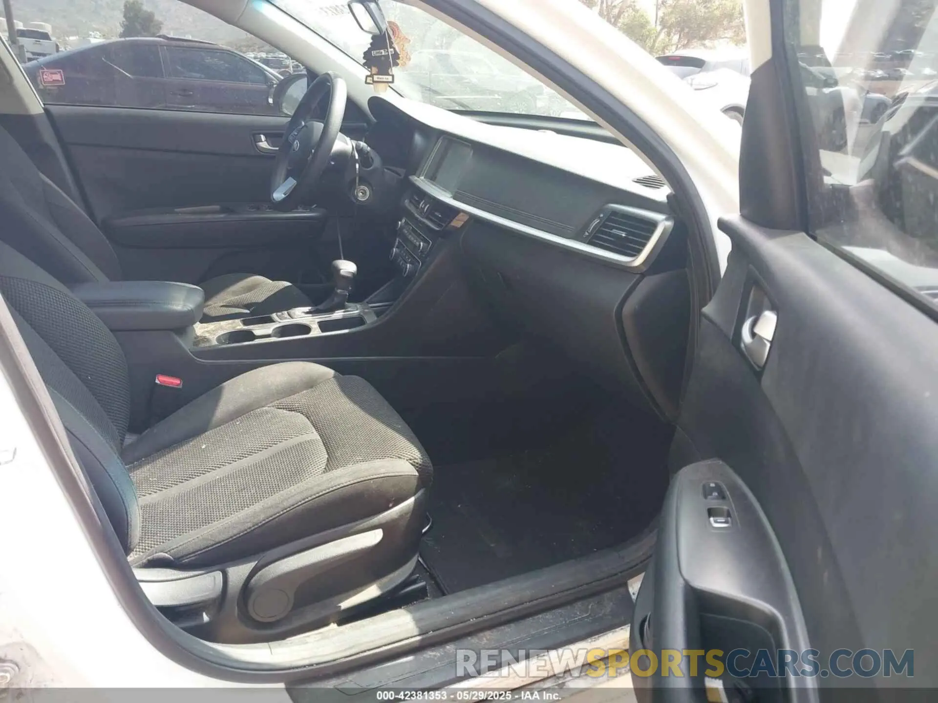 5 Photograph of a damaged car 5XXGT4L39KG371274 KIA OPTIMA 2019