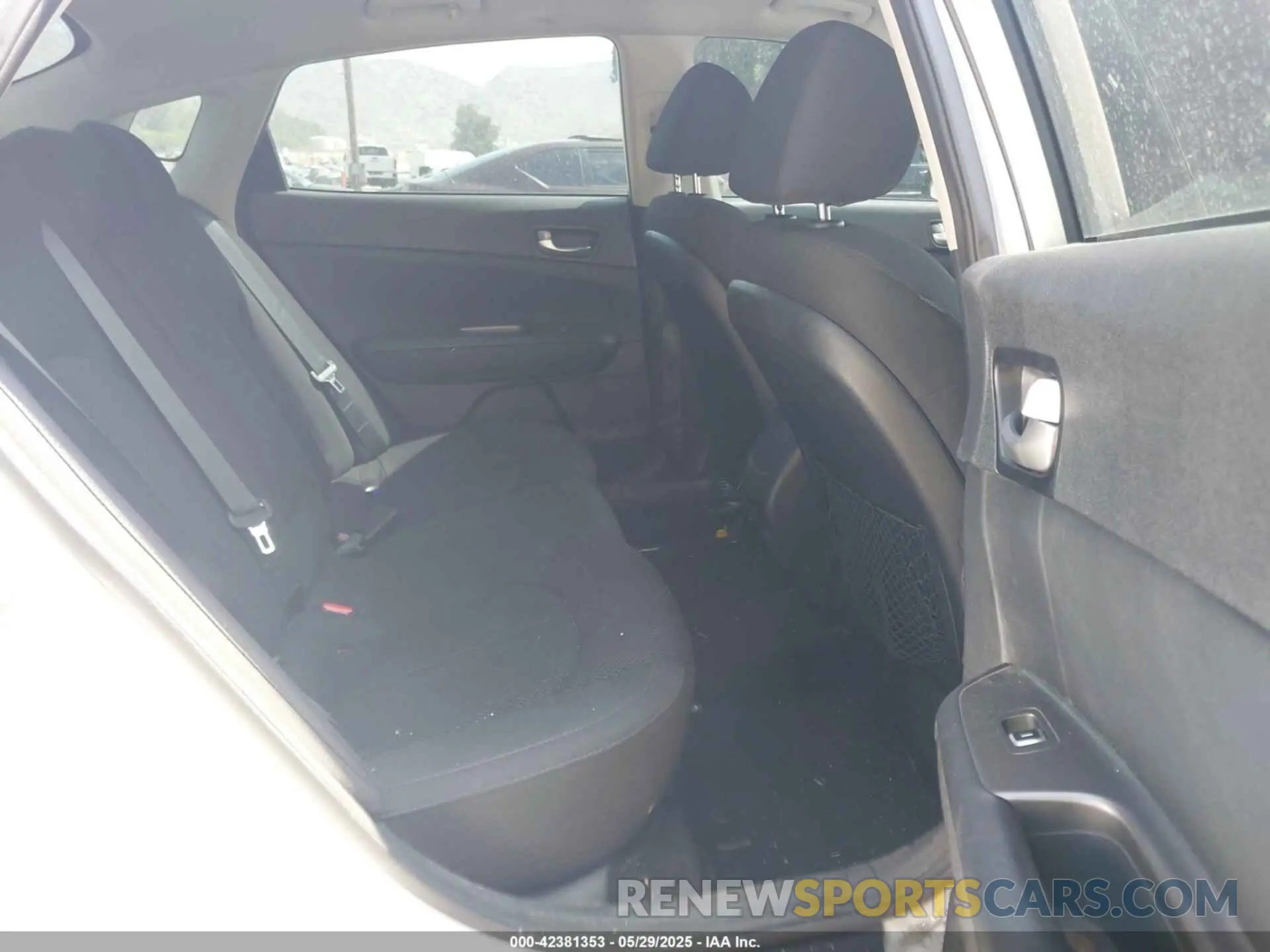 8 Photograph of a damaged car 5XXGT4L39KG371274 KIA OPTIMA 2019