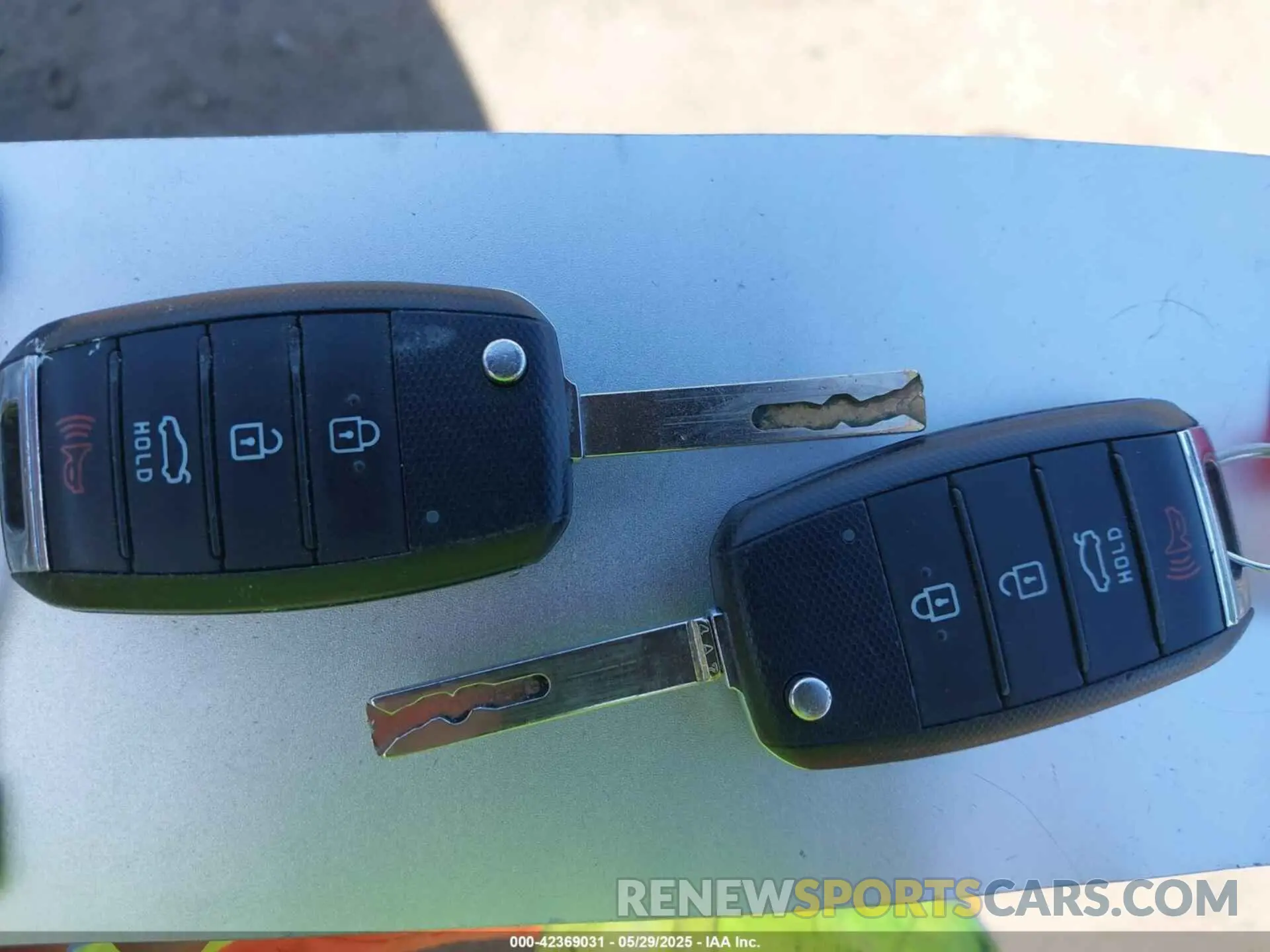 11 Photograph of a damaged car 5XXGT4L39KG371811 KIA OPTIMA 2019