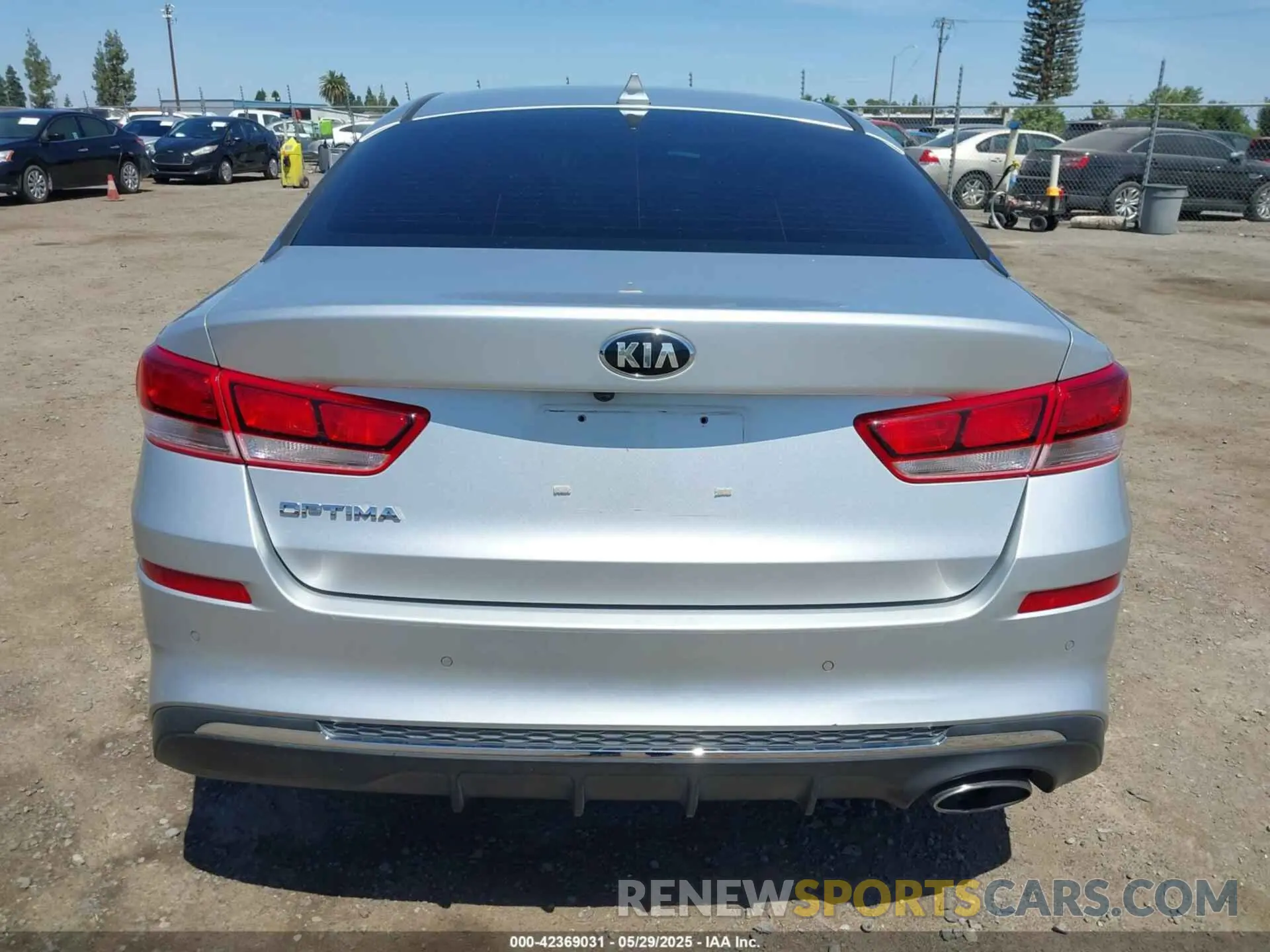 17 Photograph of a damaged car 5XXGT4L39KG371811 KIA OPTIMA 2019