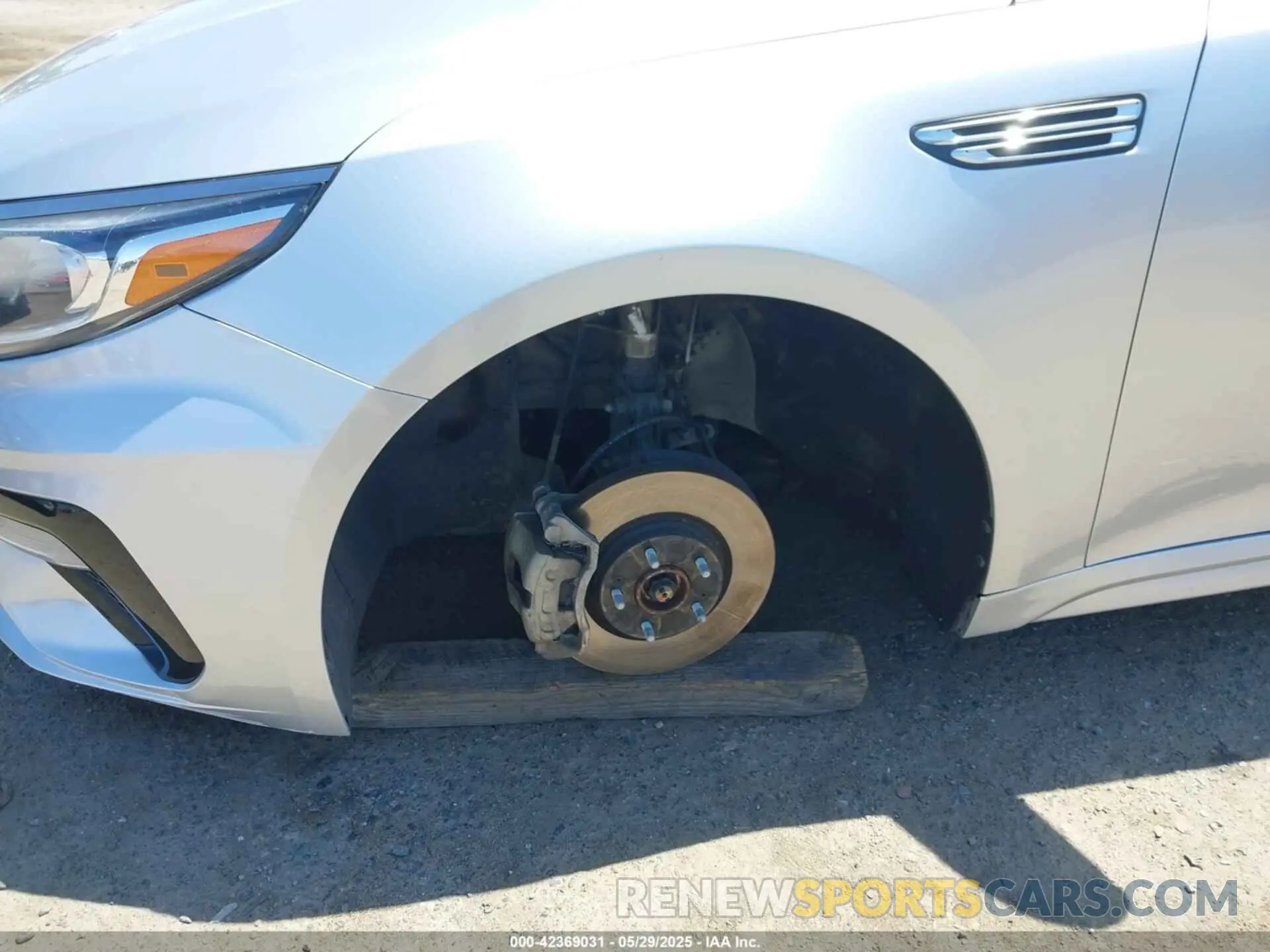 18 Photograph of a damaged car 5XXGT4L39KG371811 KIA OPTIMA 2019