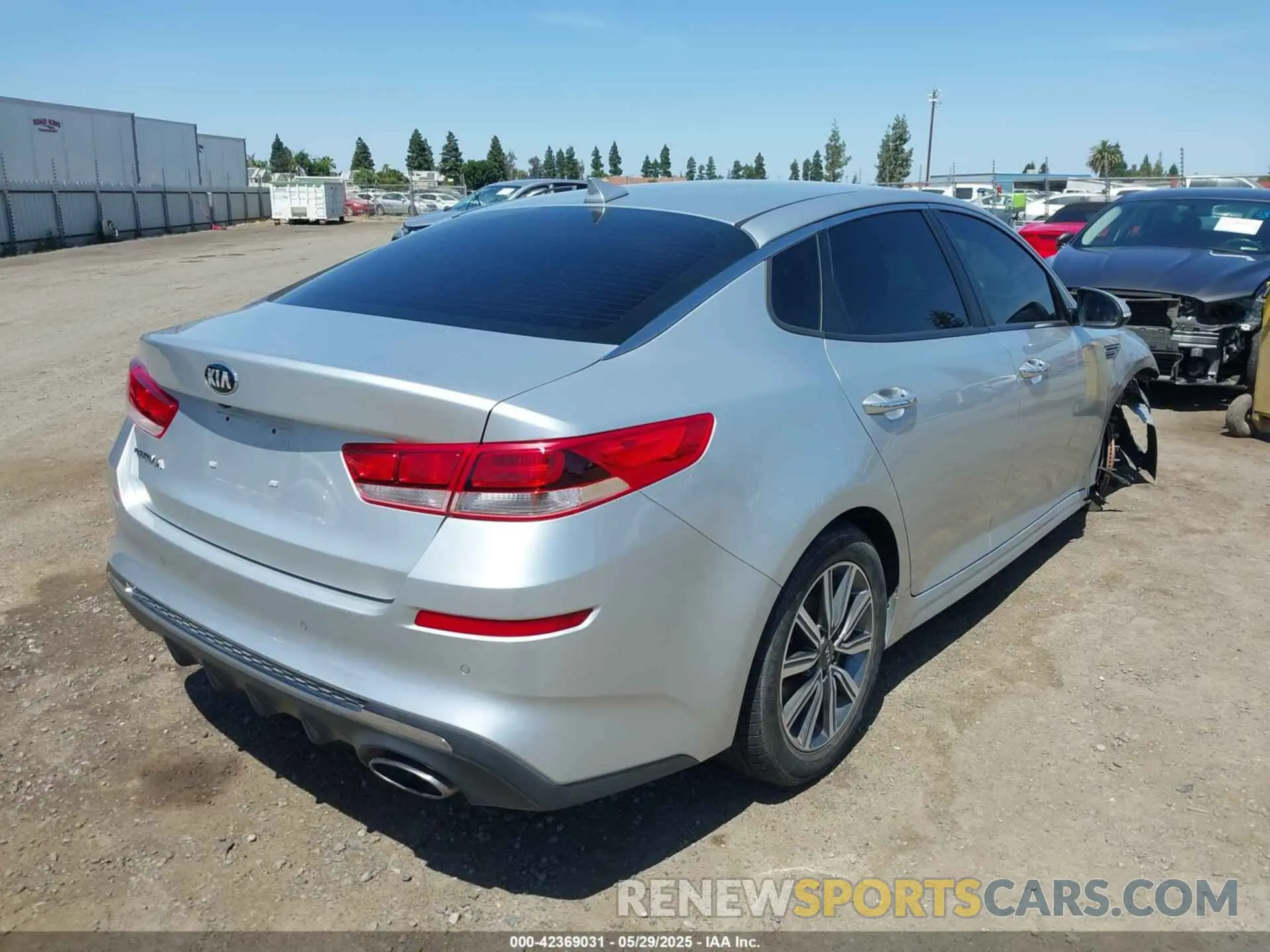 4 Photograph of a damaged car 5XXGT4L39KG371811 KIA OPTIMA 2019