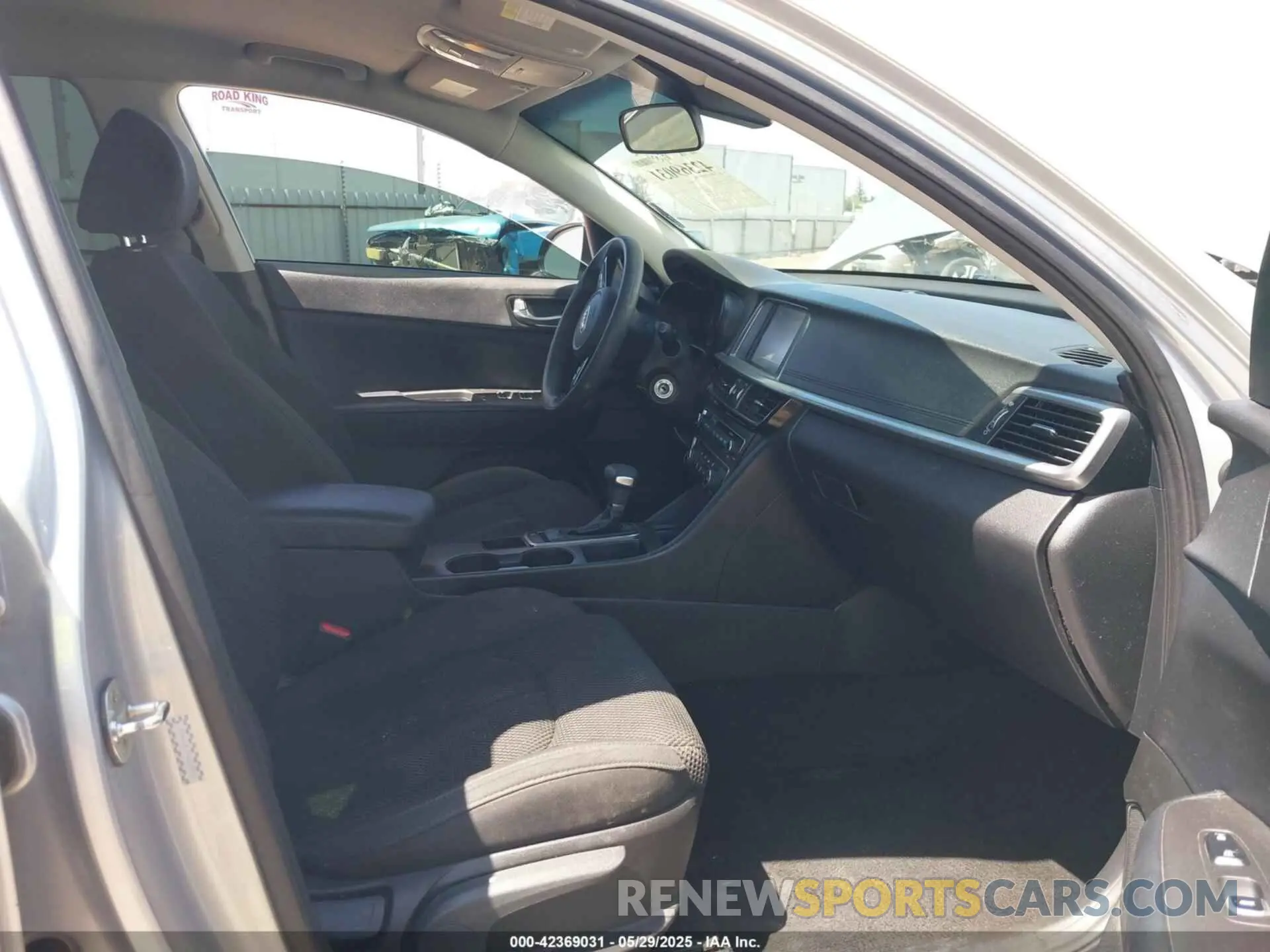 5 Photograph of a damaged car 5XXGT4L39KG371811 KIA OPTIMA 2019