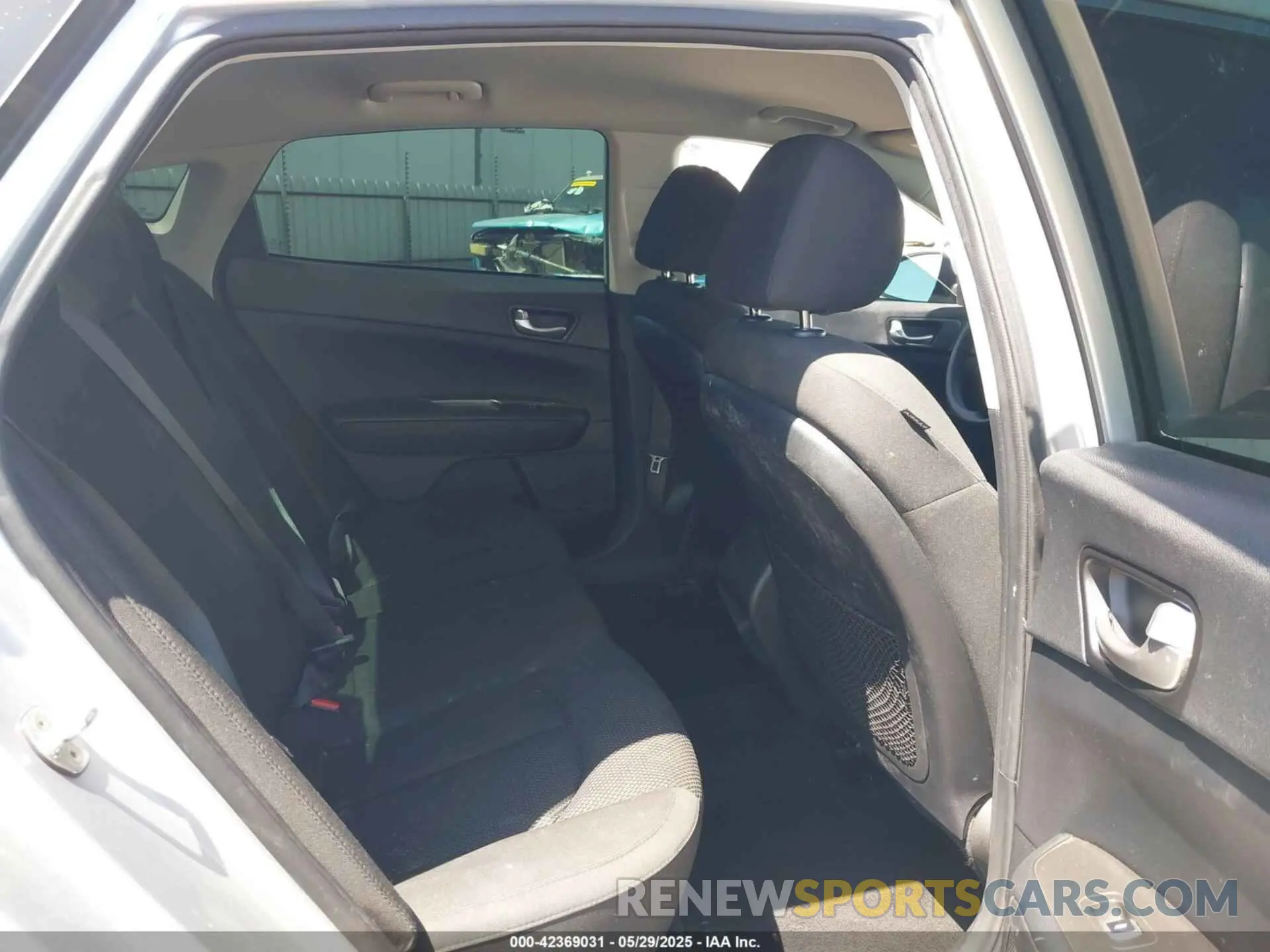 8 Photograph of a damaged car 5XXGT4L39KG371811 KIA OPTIMA 2019