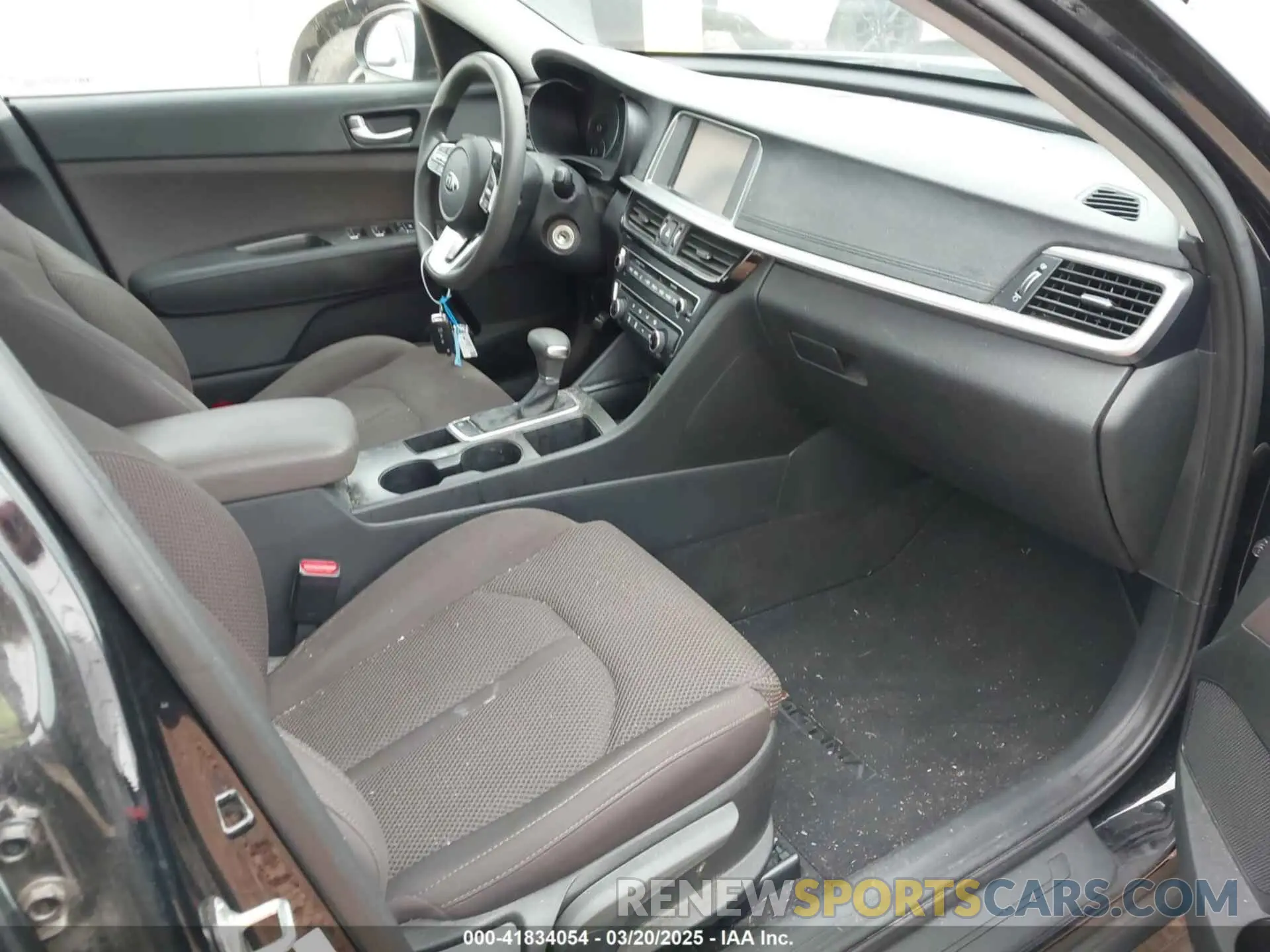5 Photograph of a damaged car 5XXGT4L39KG374112 KIA OPTIMA 2019