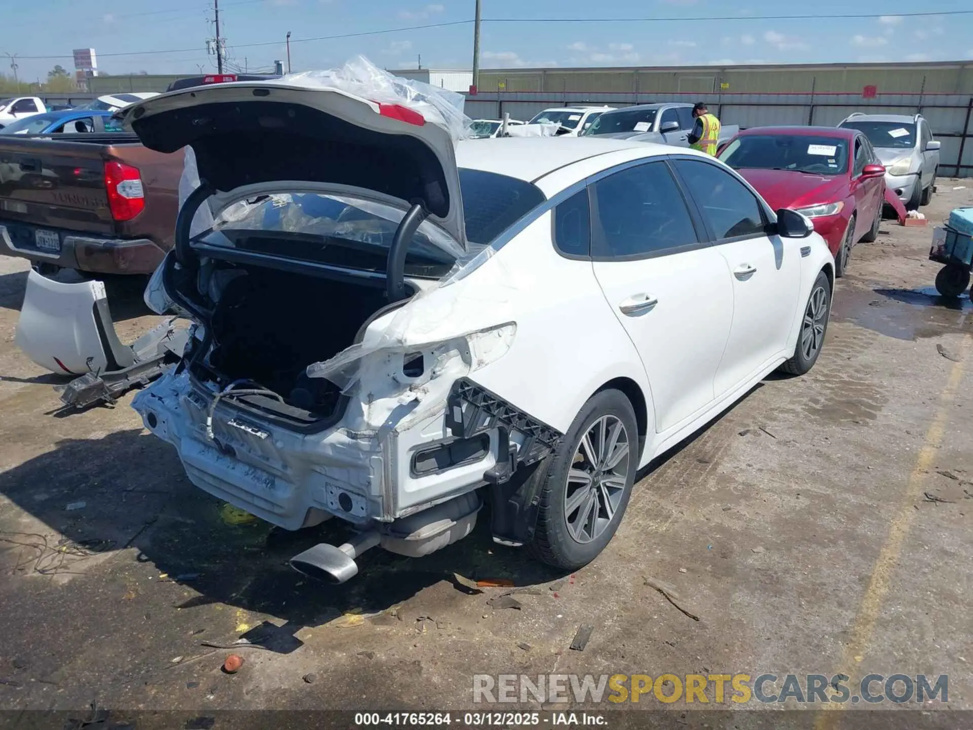 4 Photograph of a damaged car 5XXGT4L39KG374935 KIA OPTIMA 2019
