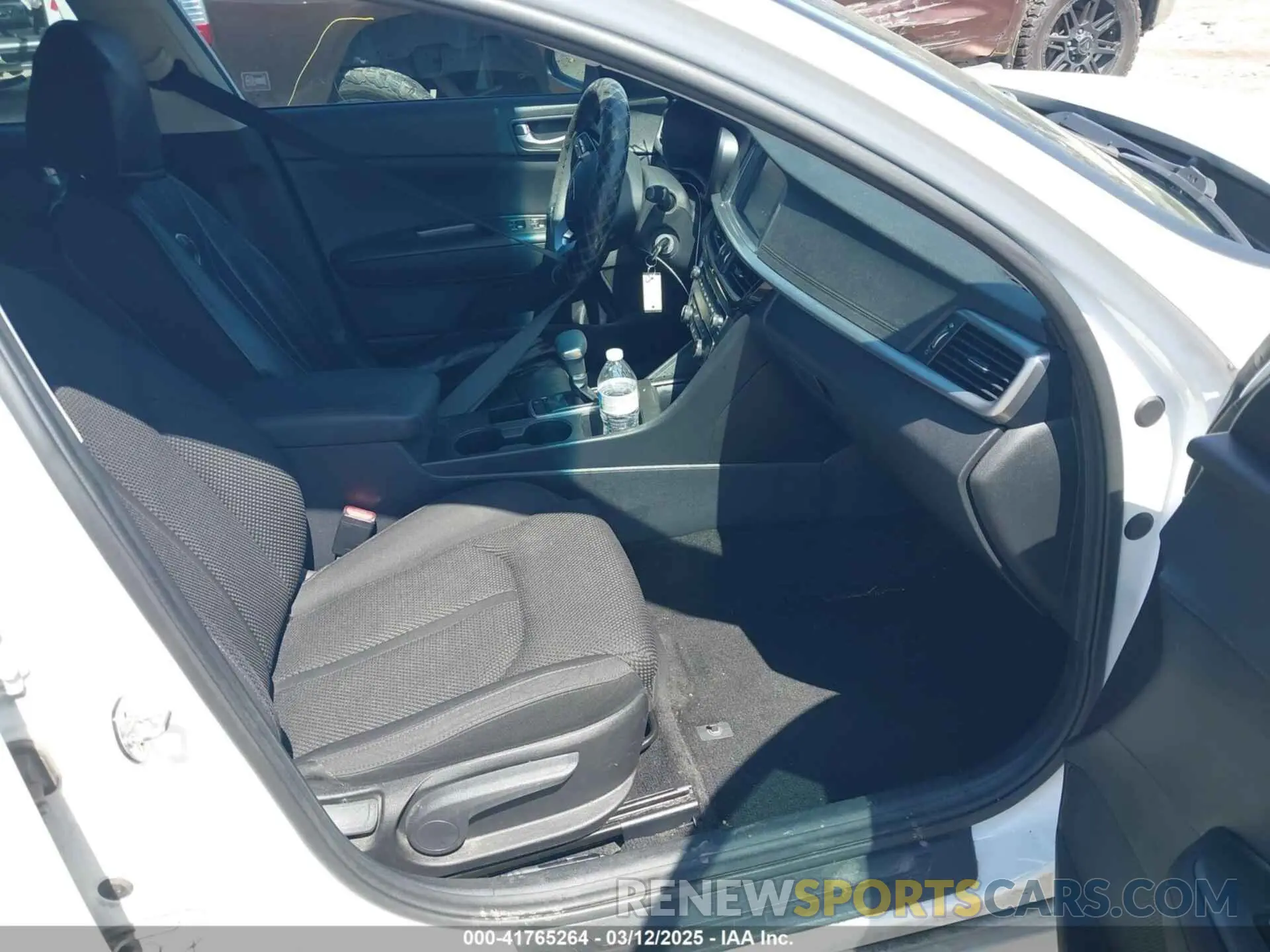 5 Photograph of a damaged car 5XXGT4L39KG374935 KIA OPTIMA 2019