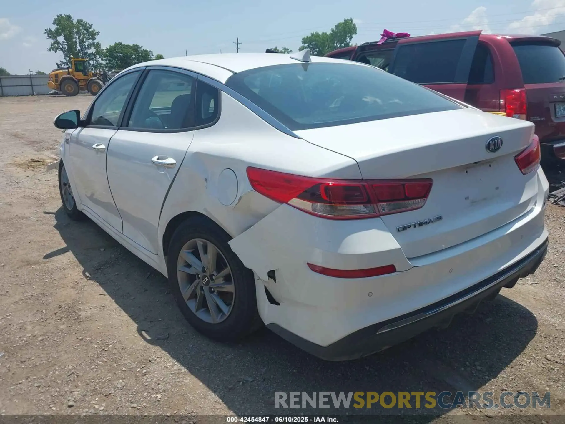 3 Photograph of a damaged car 5XXGT4L3XKG283642 KIA OPTIMA 2019