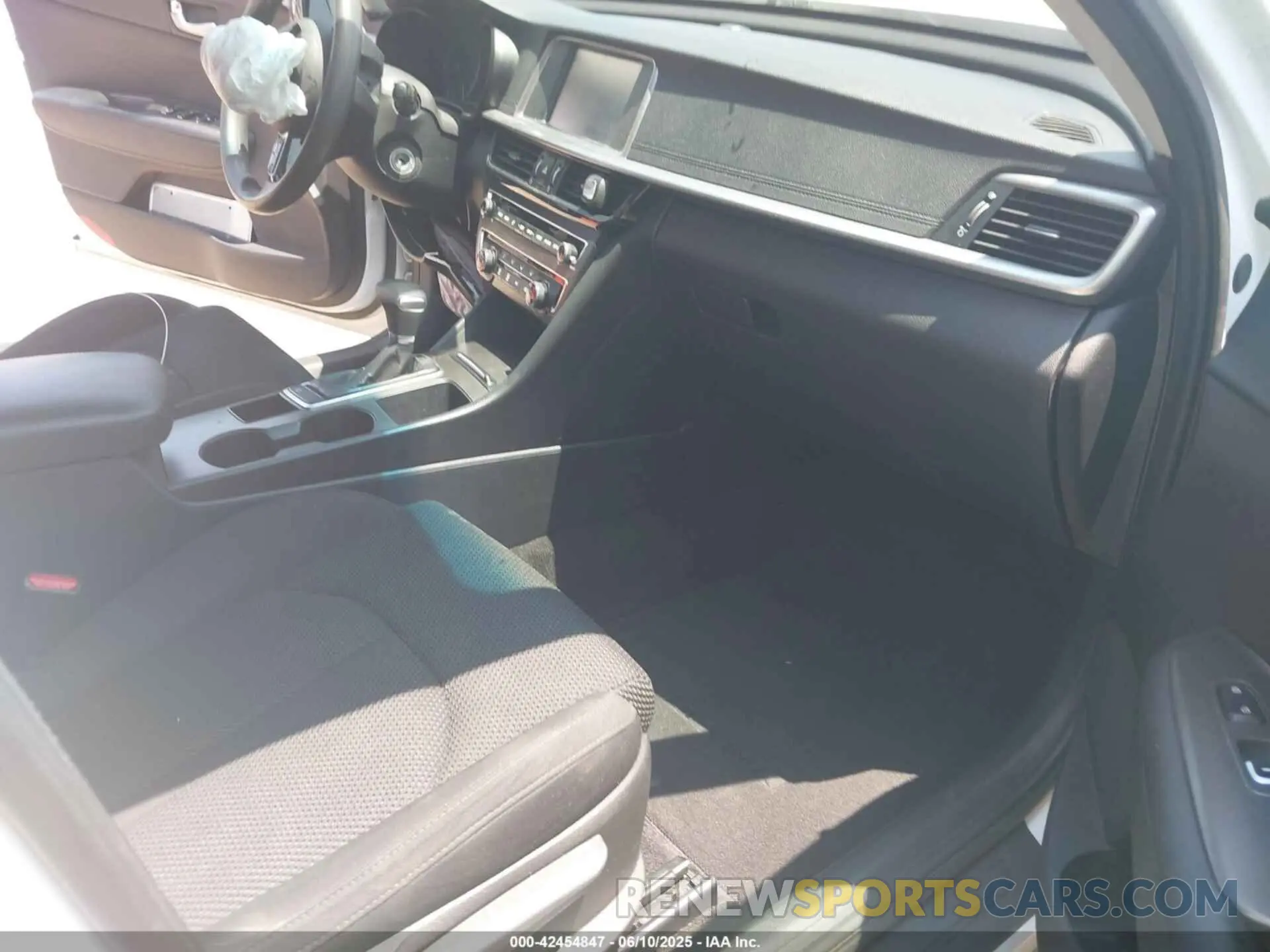 5 Photograph of a damaged car 5XXGT4L3XKG283642 KIA OPTIMA 2019