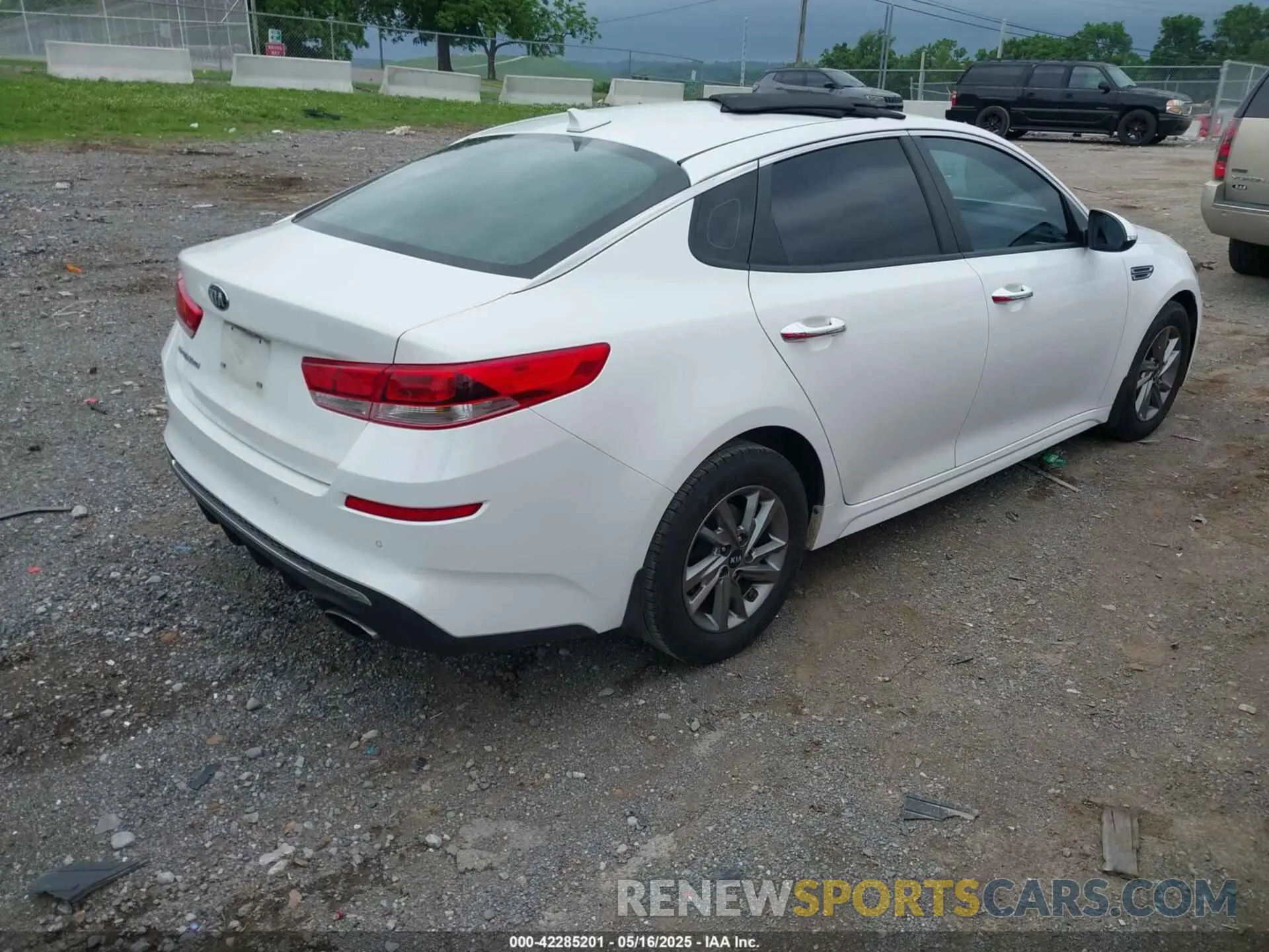 4 Photograph of a damaged car 5XXGT4L3XKG306501 KIA OPTIMA 2019