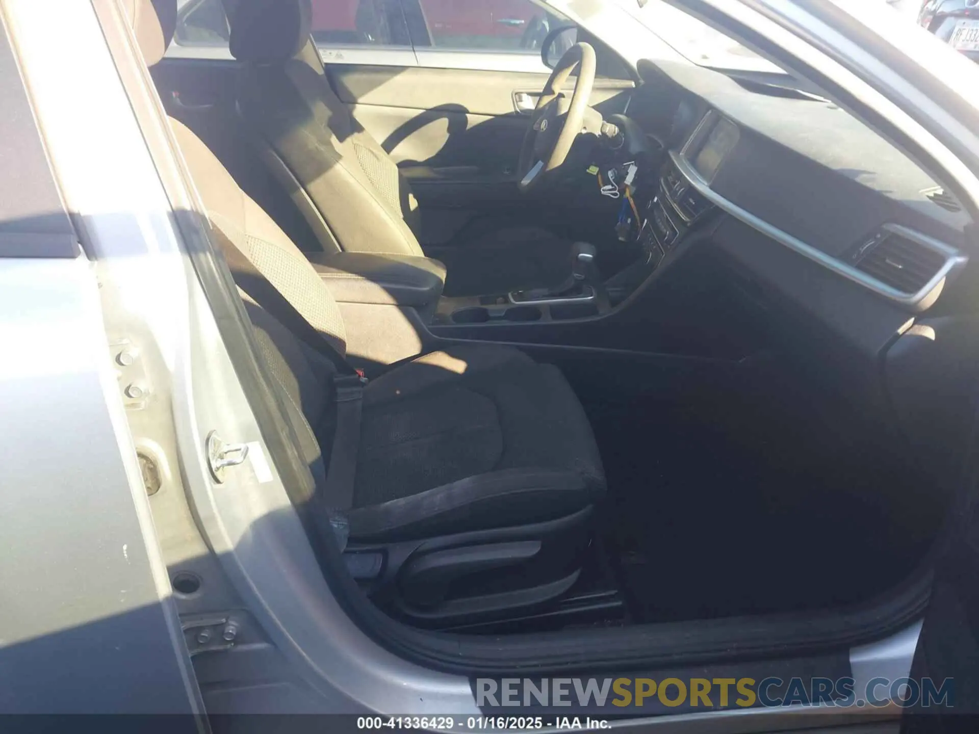 5 Photograph of a damaged car 5XXGT4L3XKG317871 KIA OPTIMA 2019