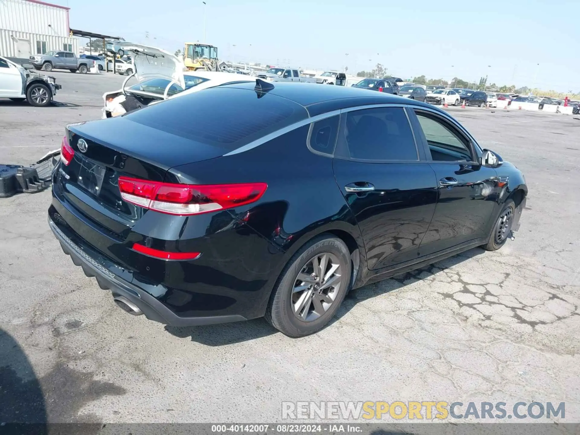 4 Photograph of a damaged car 5XXGT4L3XKG318051 KIA OPTIMA 2019
