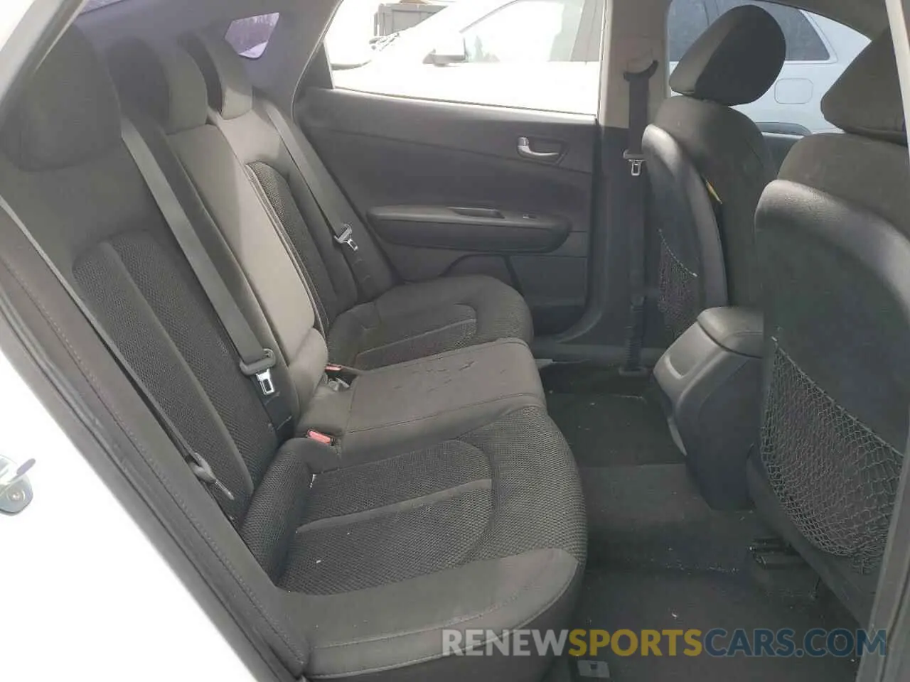 10 Photograph of a damaged car 5XXGT4L3XKG319927 KIA OPTIMA 2019