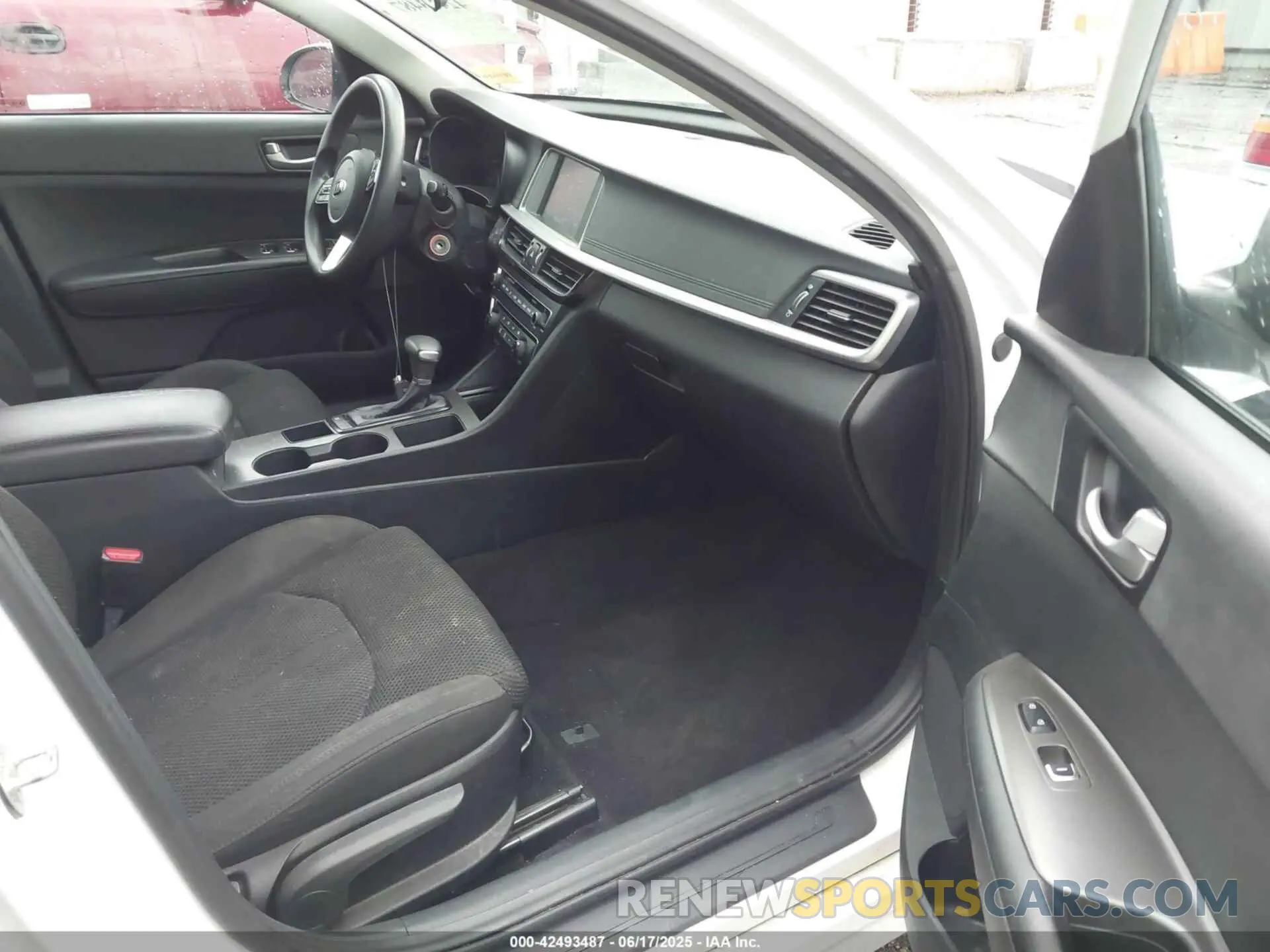 5 Photograph of a damaged car 5XXGT4L3XKG335769 KIA OPTIMA 2019