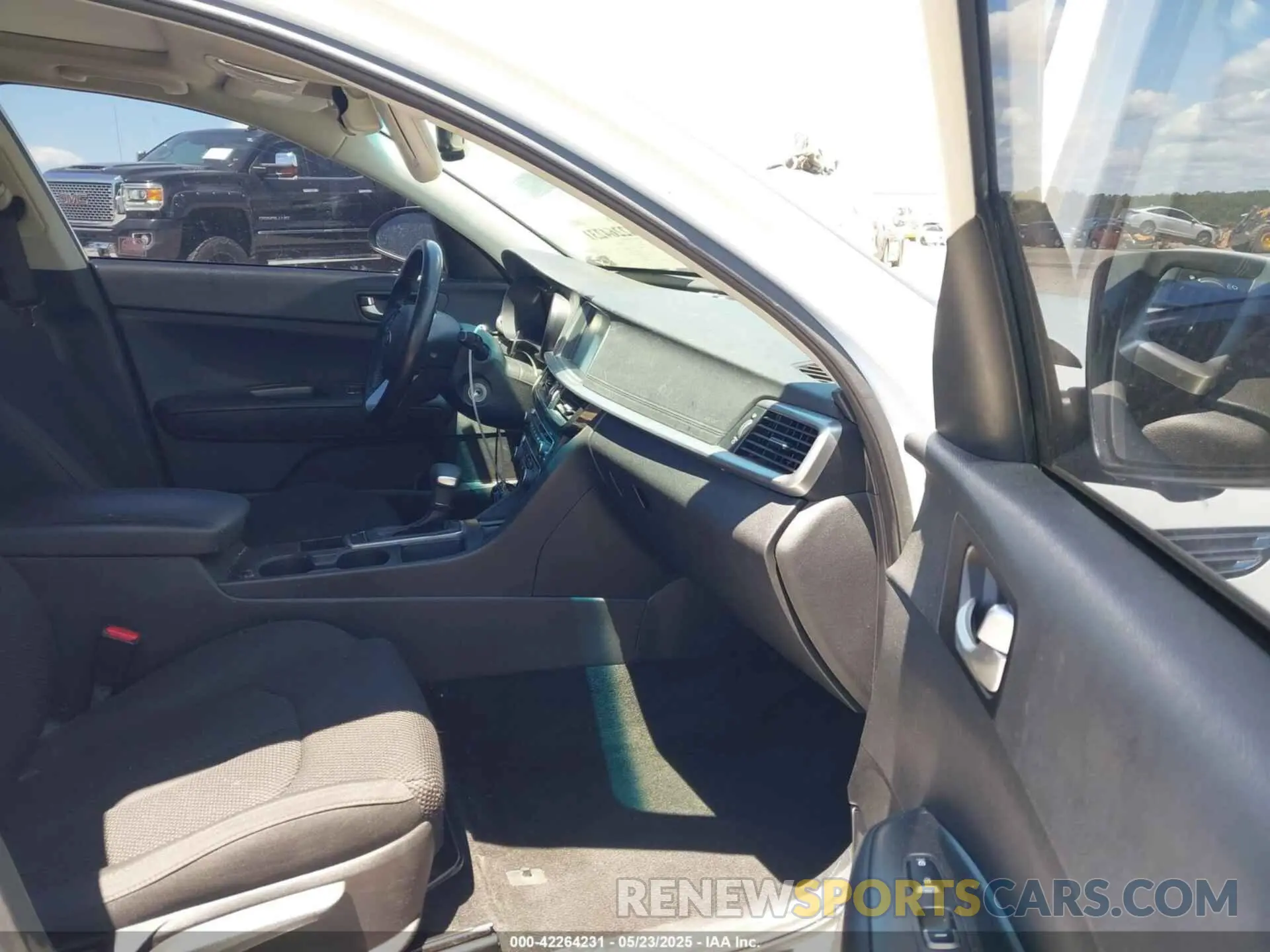 5 Photograph of a damaged car 5XXGT4L3XKG339594 KIA OPTIMA 2019