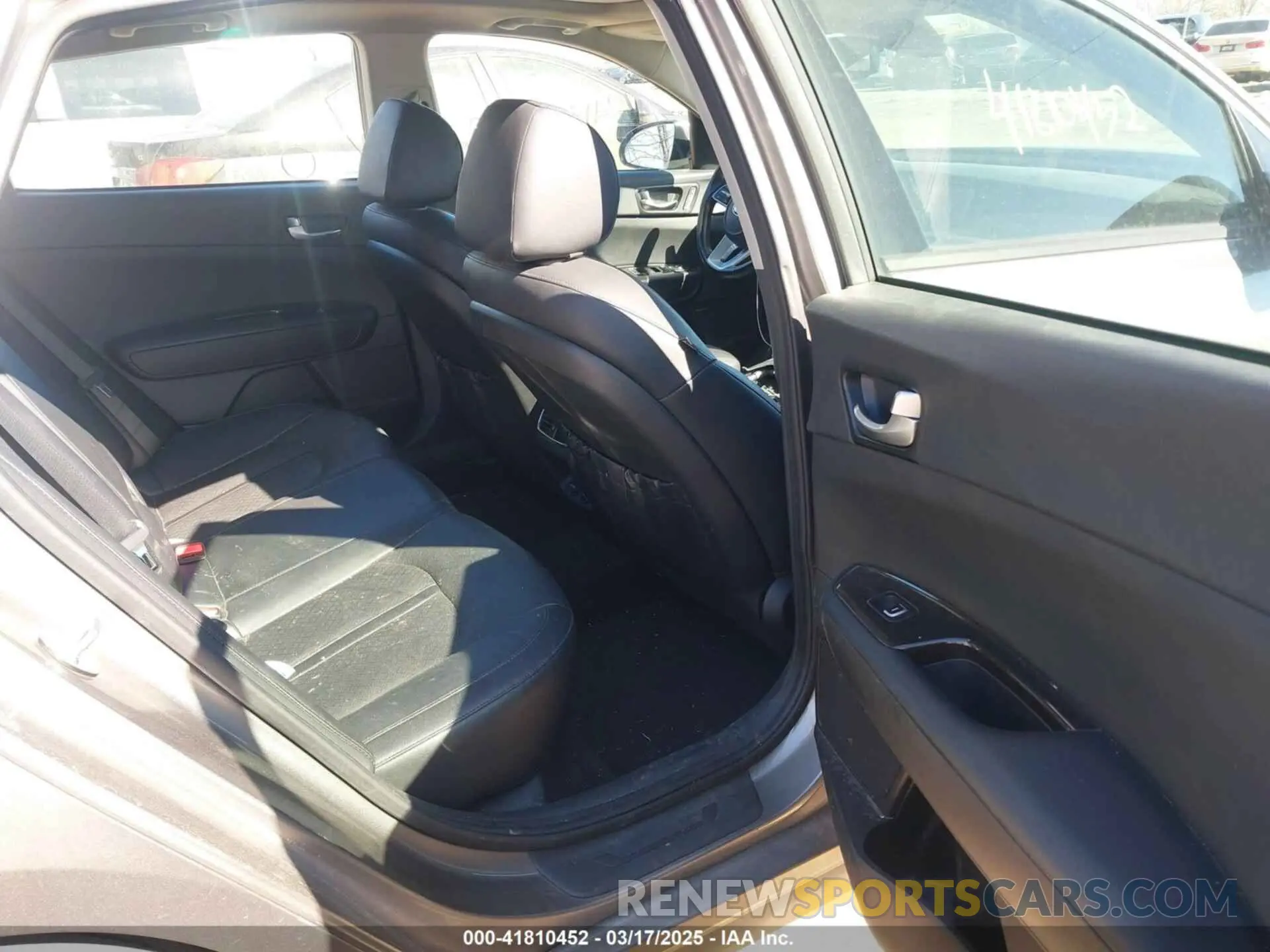 8 Photograph of a damaged car 5XXGU4L13KG313771 KIA OPTIMA 2019